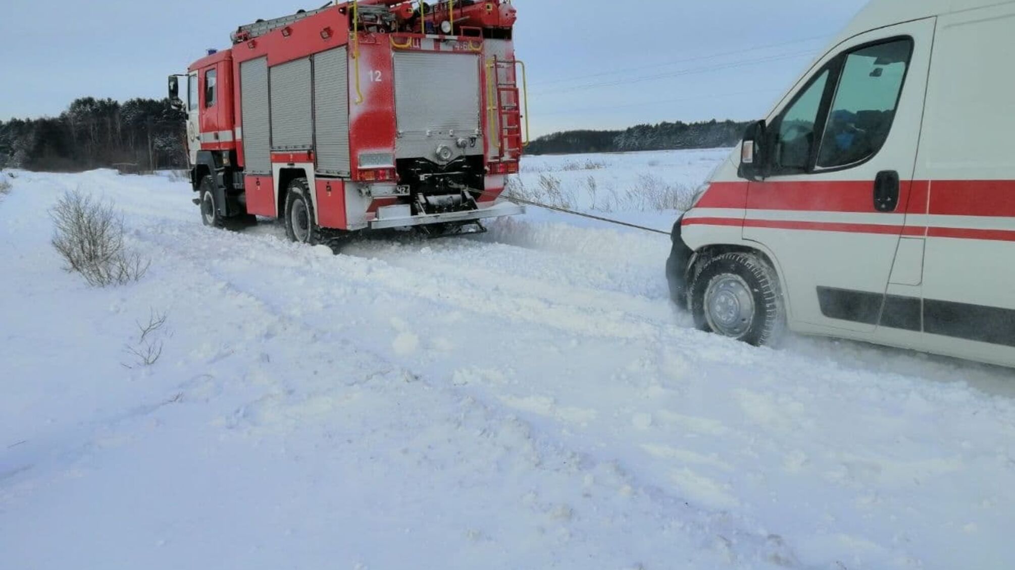 Волинська область: за вихідні зі снігових заметів рятувальники вивільнили 29 автомобілів