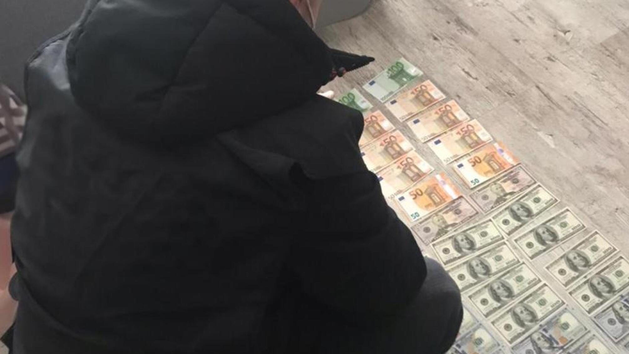 Кіберполіція викрила жителя Кропивницького у заволодінні грошима з банківських карт громадян на майже 100 тисяч гривень