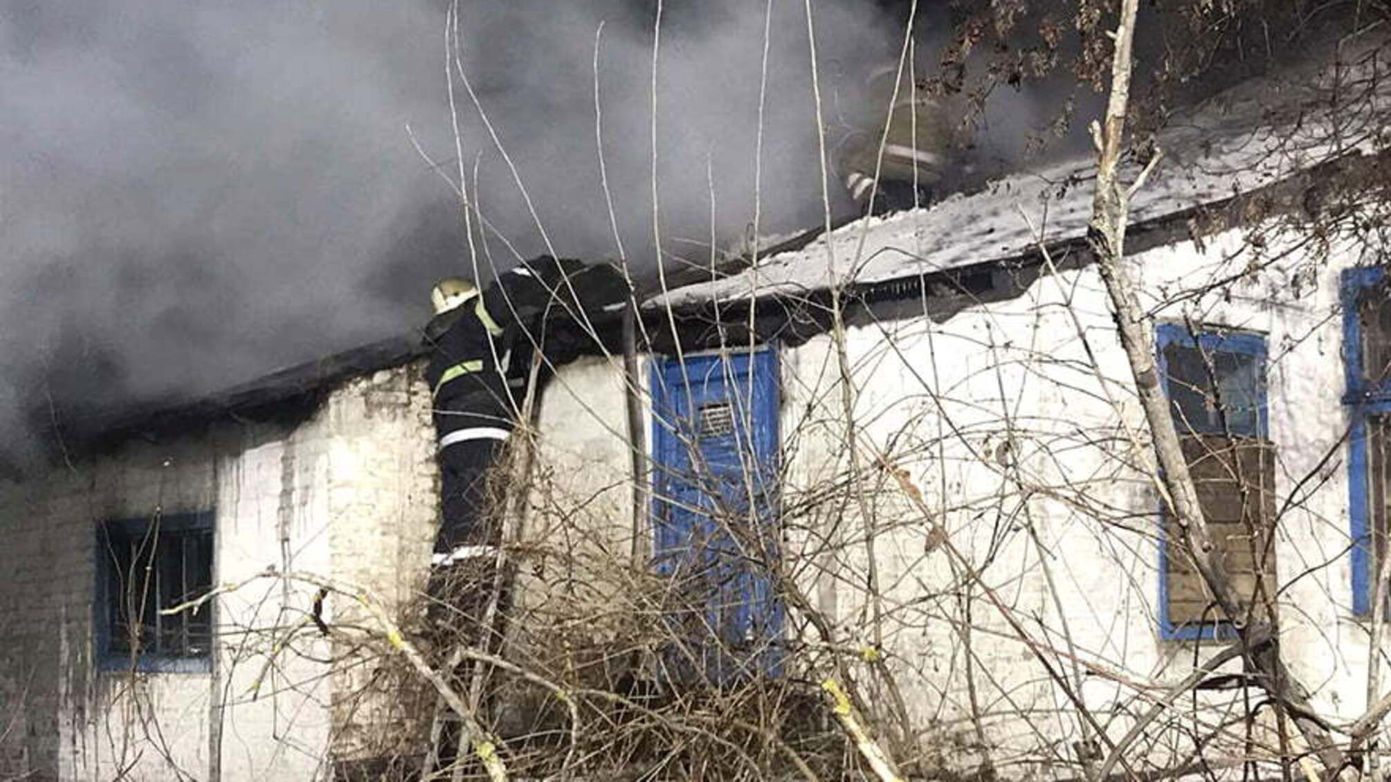 Полтавська область: рятувальники ліквідували пожежу в занедбаній будівлі