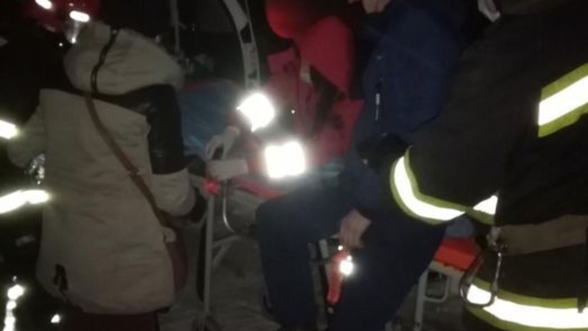 Івано-Франківська область: Рятувальники надають допомогу людям, котрі потрапили у снігові замети