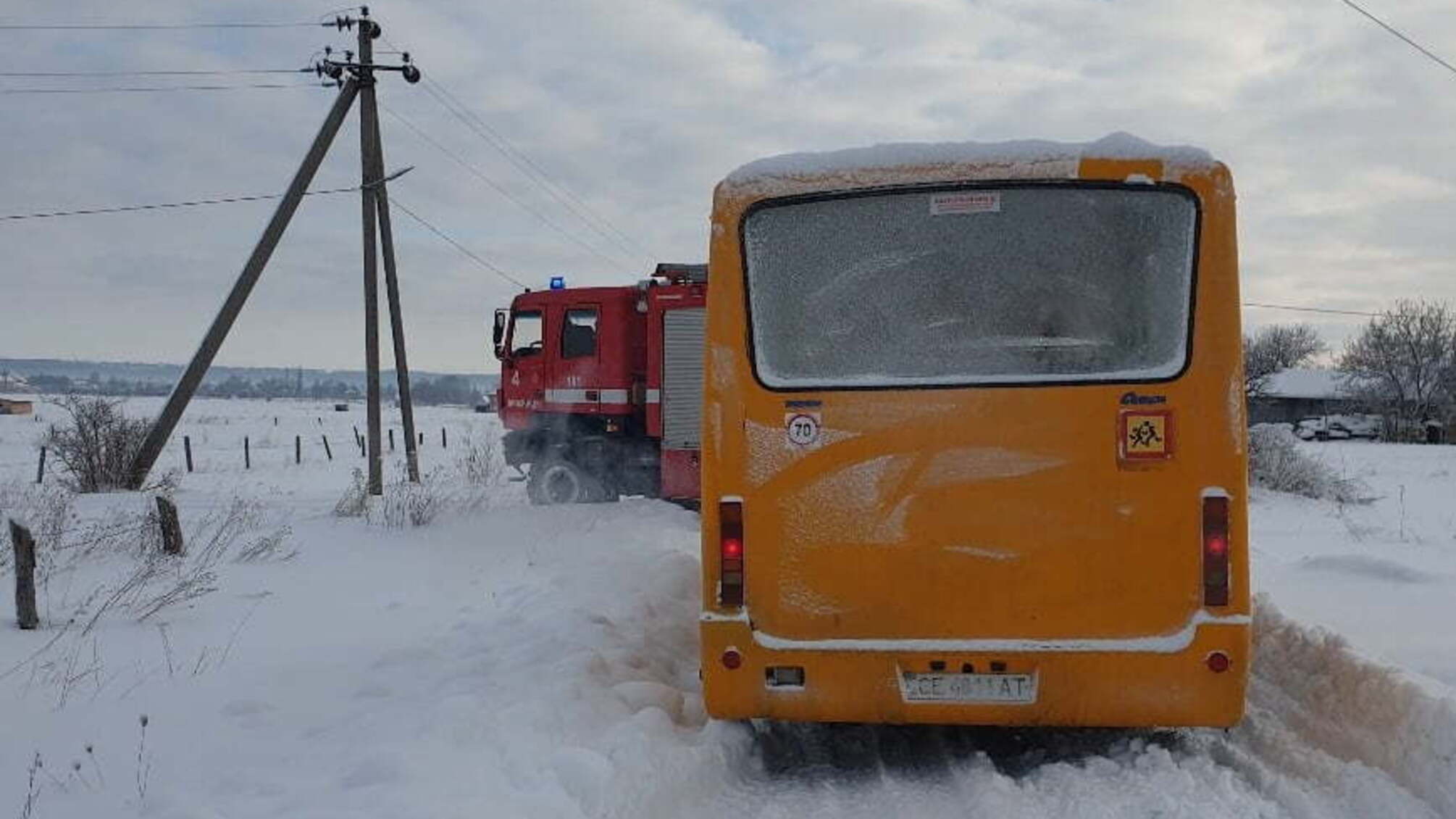 Чернівецька область: рятувальники відбуксирували шкільний автобус, в якому перебувало 10 дітей, а також легковик і вантажівку
