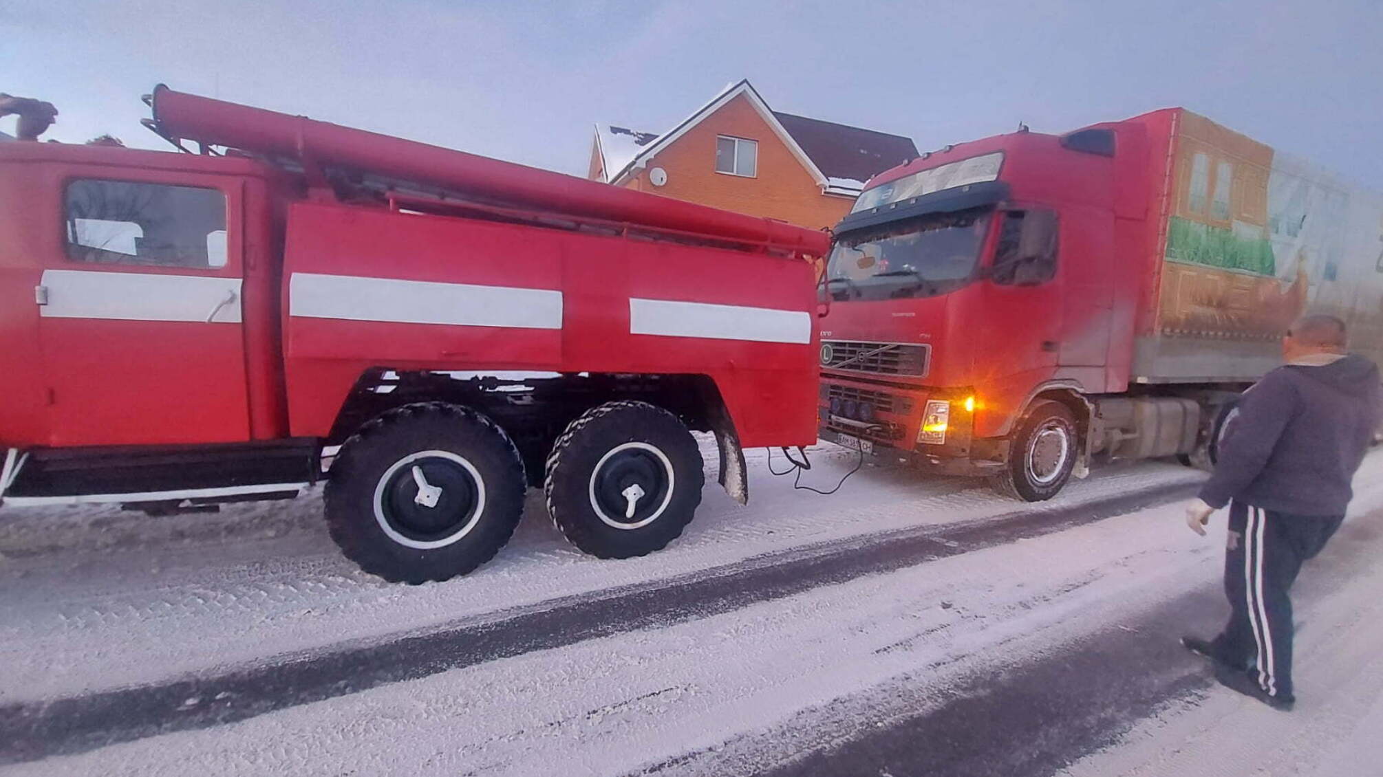 Житомирська область: за добу рятувальники вивільнили із снігового полону сім вантажних автомобілів