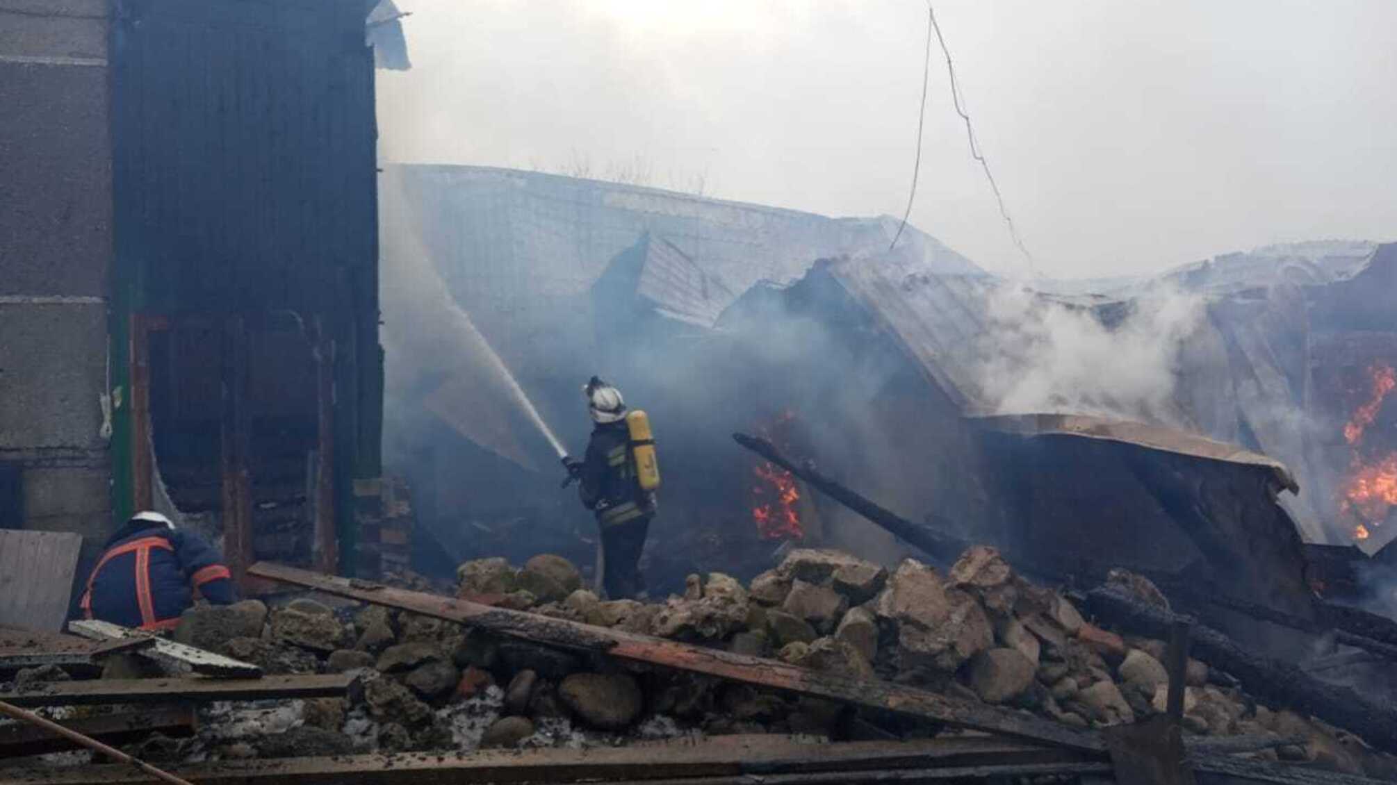 Івано-Франківська область: Вогнеборці ліквідували пожежу господарського комплексу