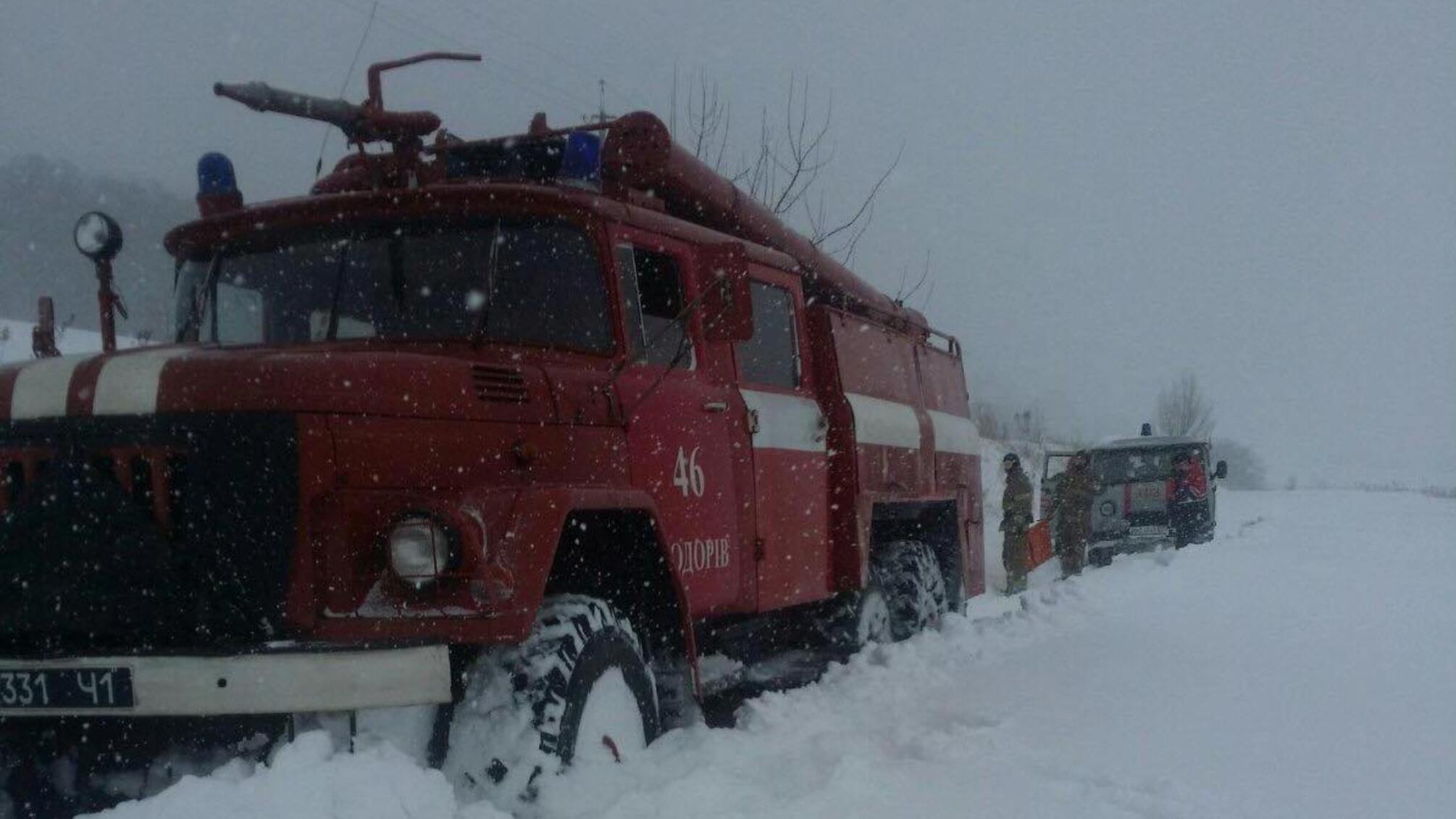 Львівська область: із снігового полону рятувальники звільнили 9 автомобілів, у яких перебувало 26 осіб, з них 4 дитини