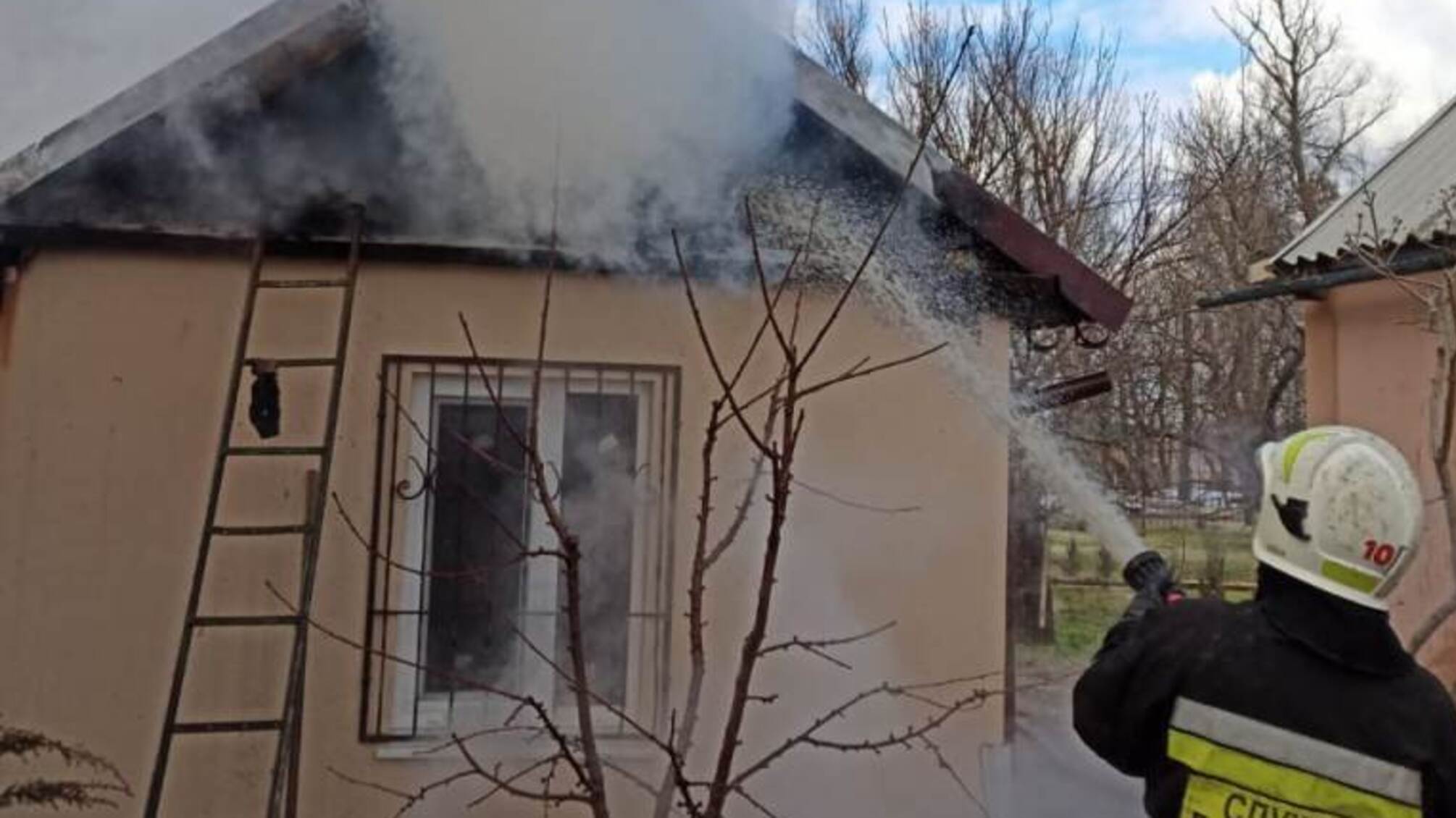 м. Херсон: під час ліквідації пожежі в дачному кооперативі вогнеборці виявили обгоріле тіло чоловіка