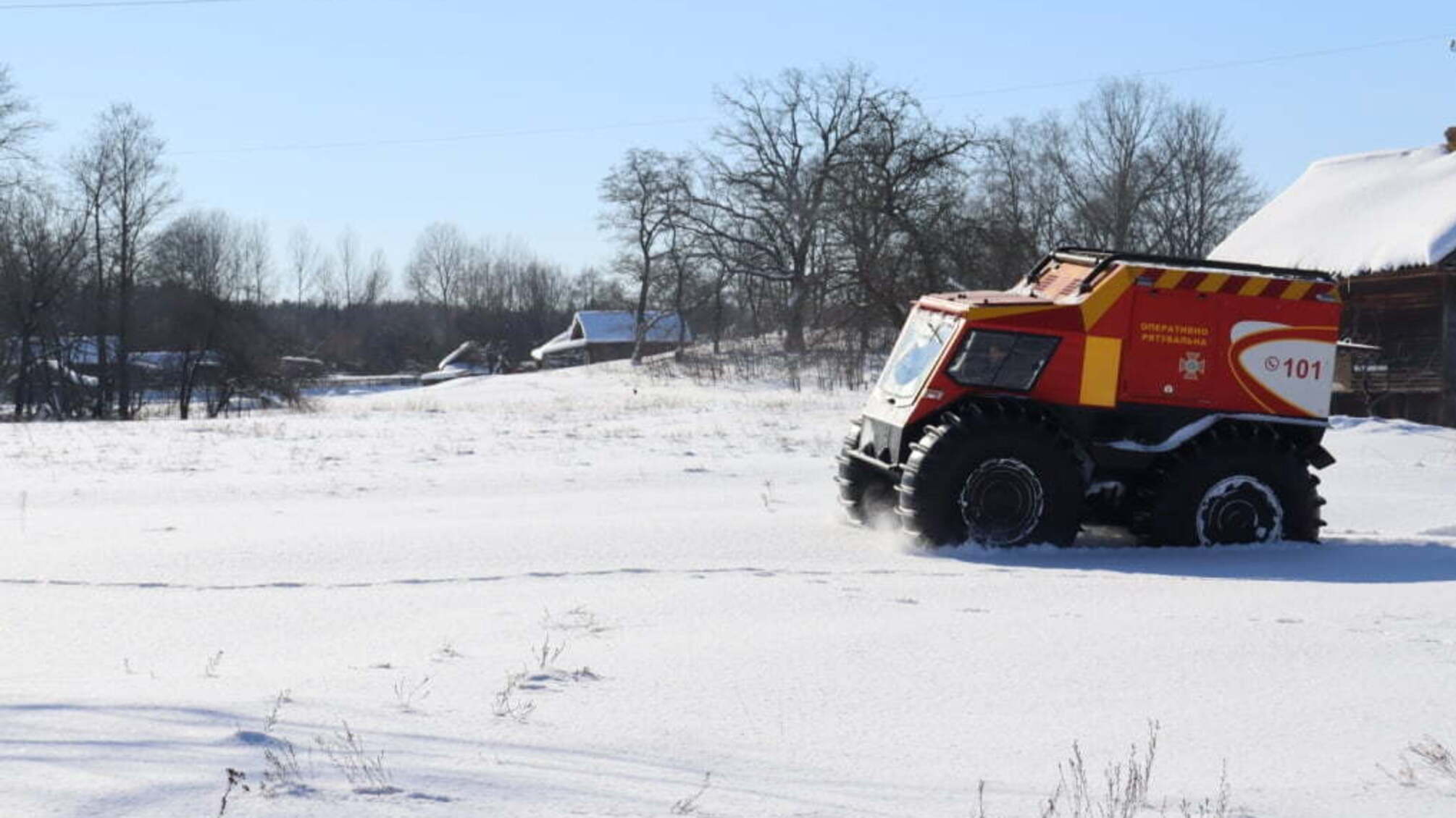Рятувальники Чернігівщини снігоболотоходом доставили мешканцям сіл продукти першої необхідності