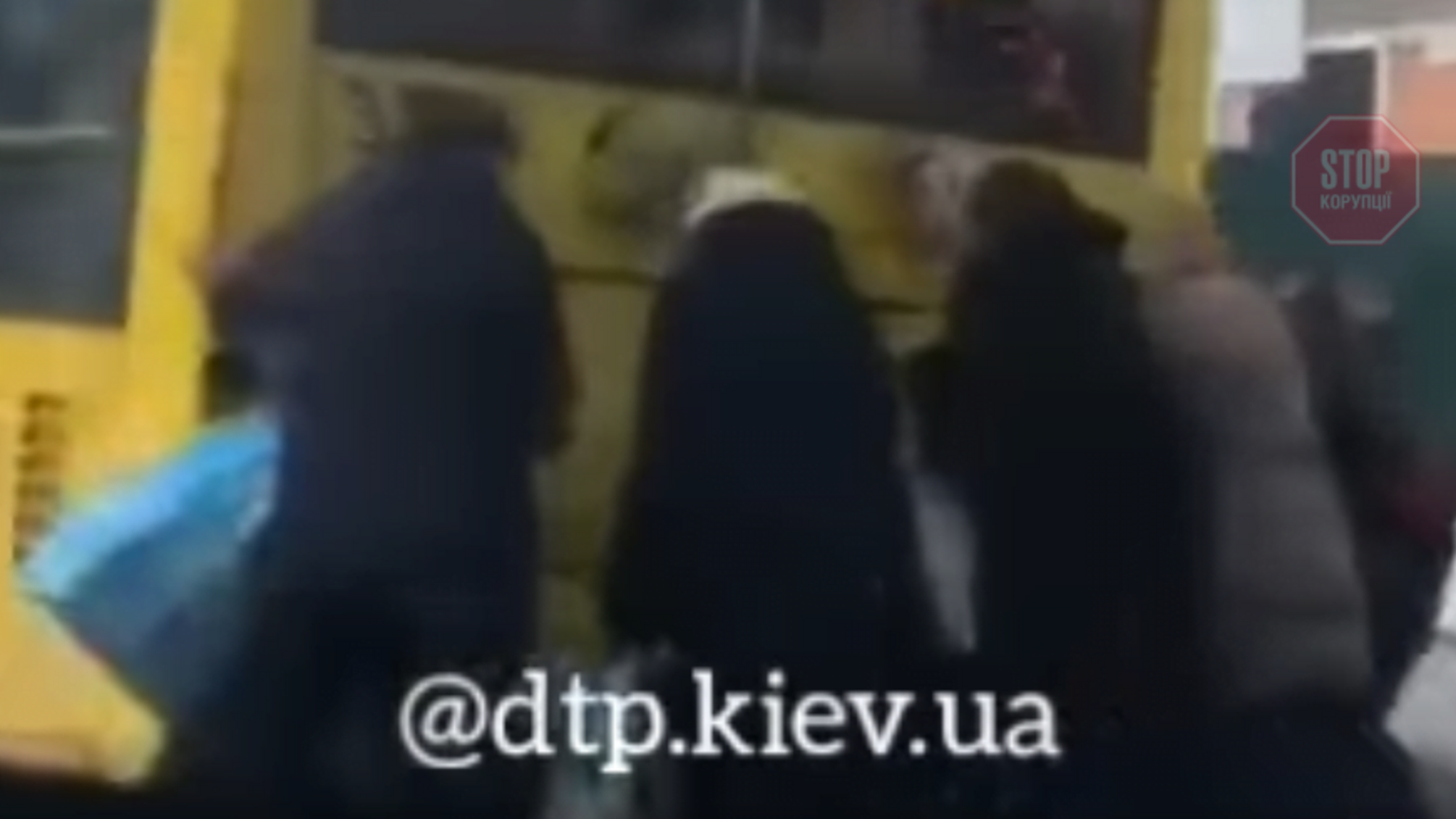 У столиці пасажирам довелося штовхати тролейбус через заблокований припаркованими автівками рух (відео)