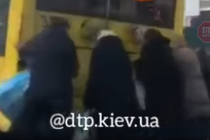 В столице пассажирам пришлось толкасть троллейбус из-за припаркованных авто (видео)