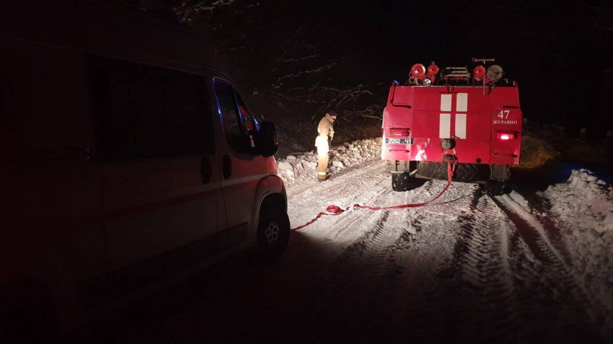 Львівська область: за минулу добу із снігового полону рятувальники звільнили 4 автомобілі, у яких перебувало 6 осіб