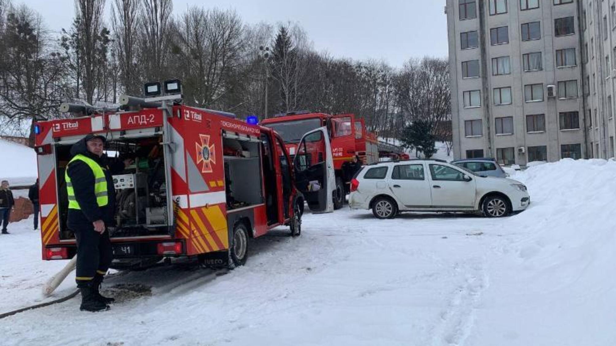Рівненська область: рятувальники ліквідували загоряння в шестиповерховій адміністративній будівлі
