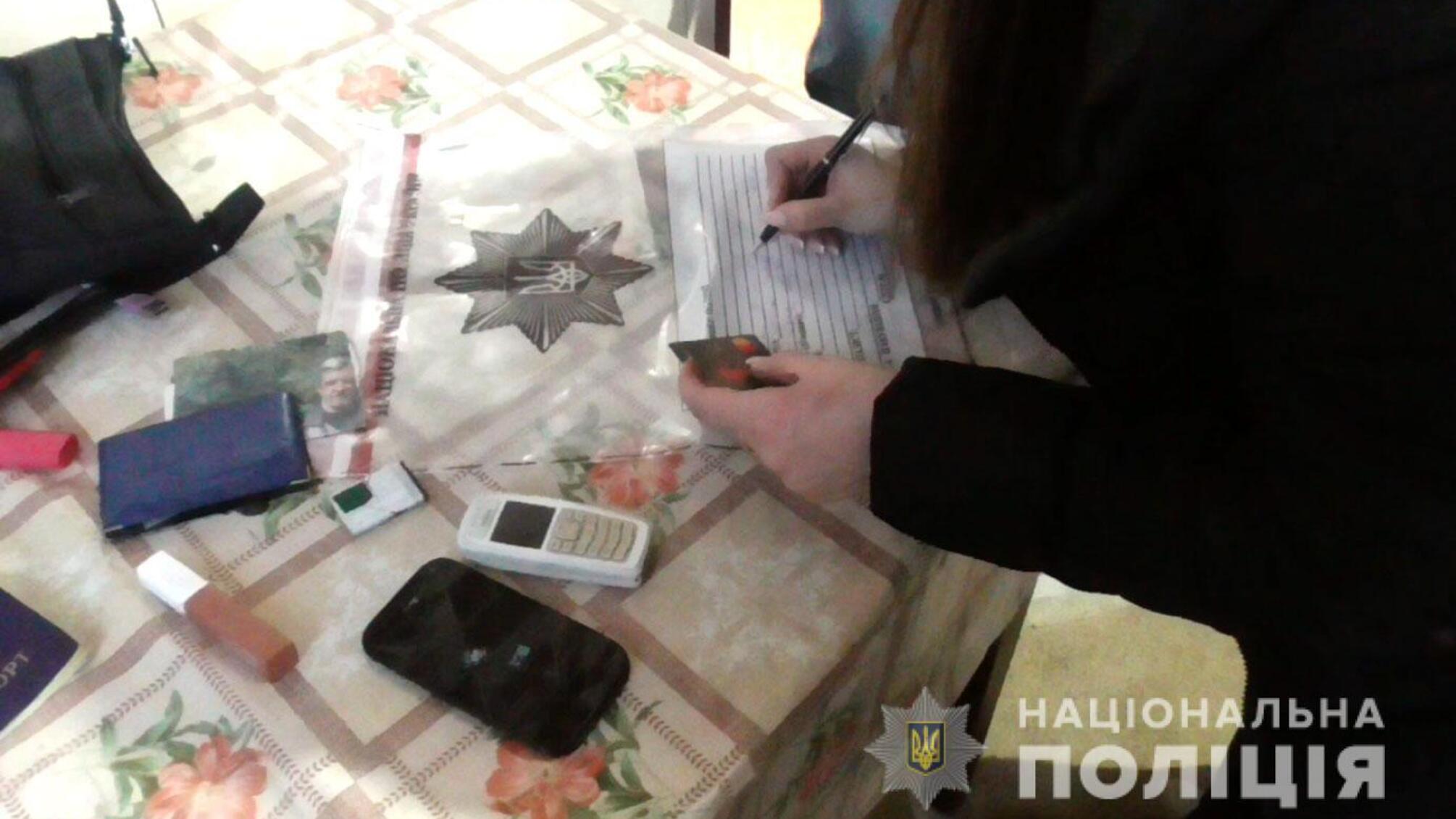 Поліцейські викрили жительку Київщини на пограбуванні та заволодінні 100 тисячами гривень із банківських карток рівнянки