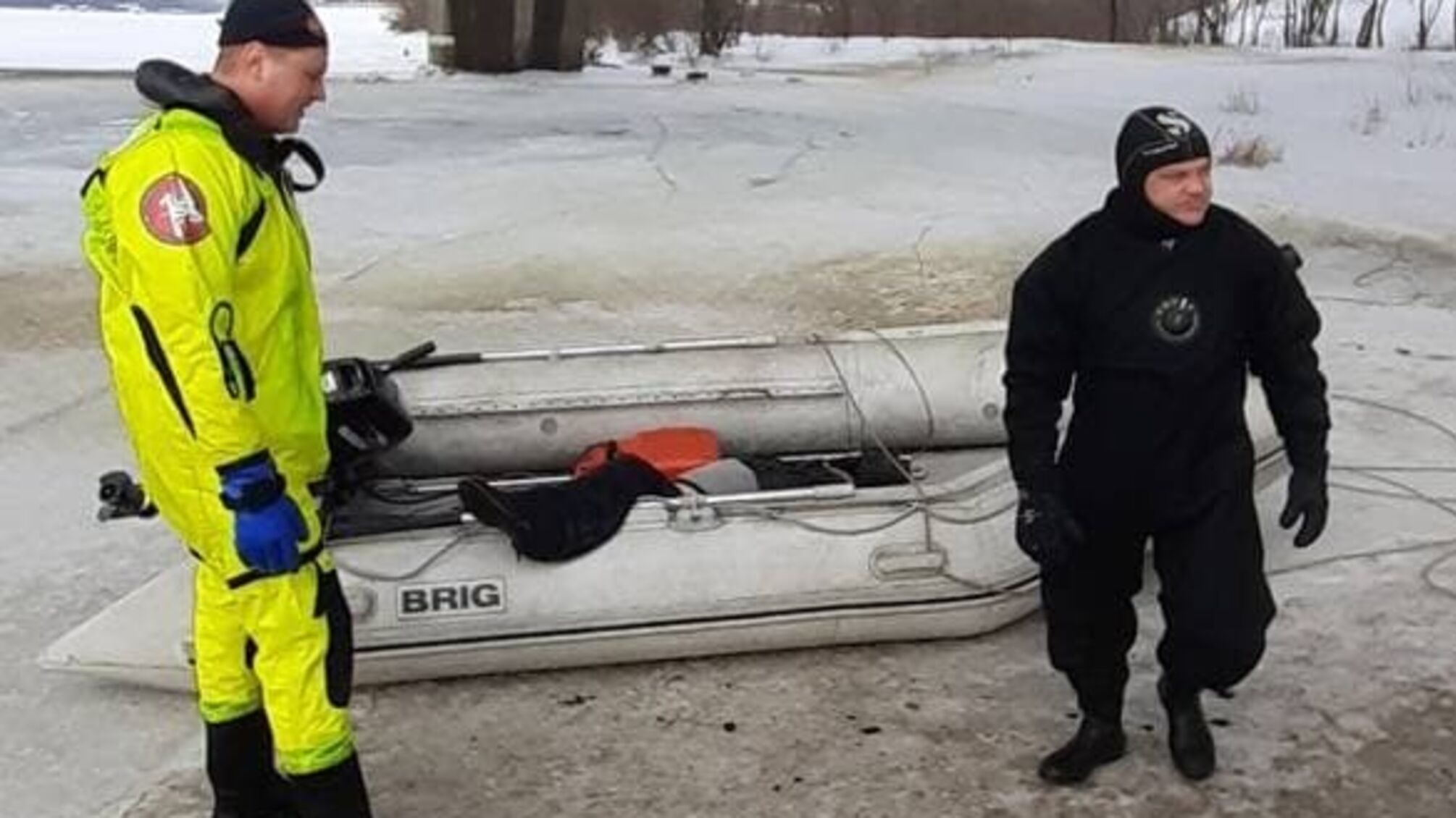 м. Київ: столичні рятувальники дістали із Дніпра тіло потопельника