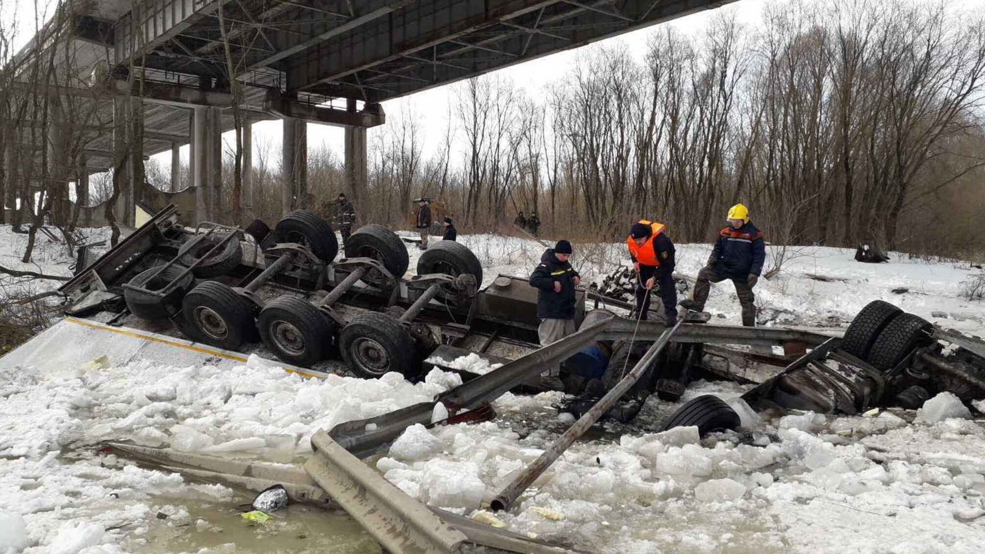Чернігівська область: рятувальники проводять пошуки тіла загиблого водія та роботи з вилучення вантажного автомобіля, що упав з мосту у річку Десна