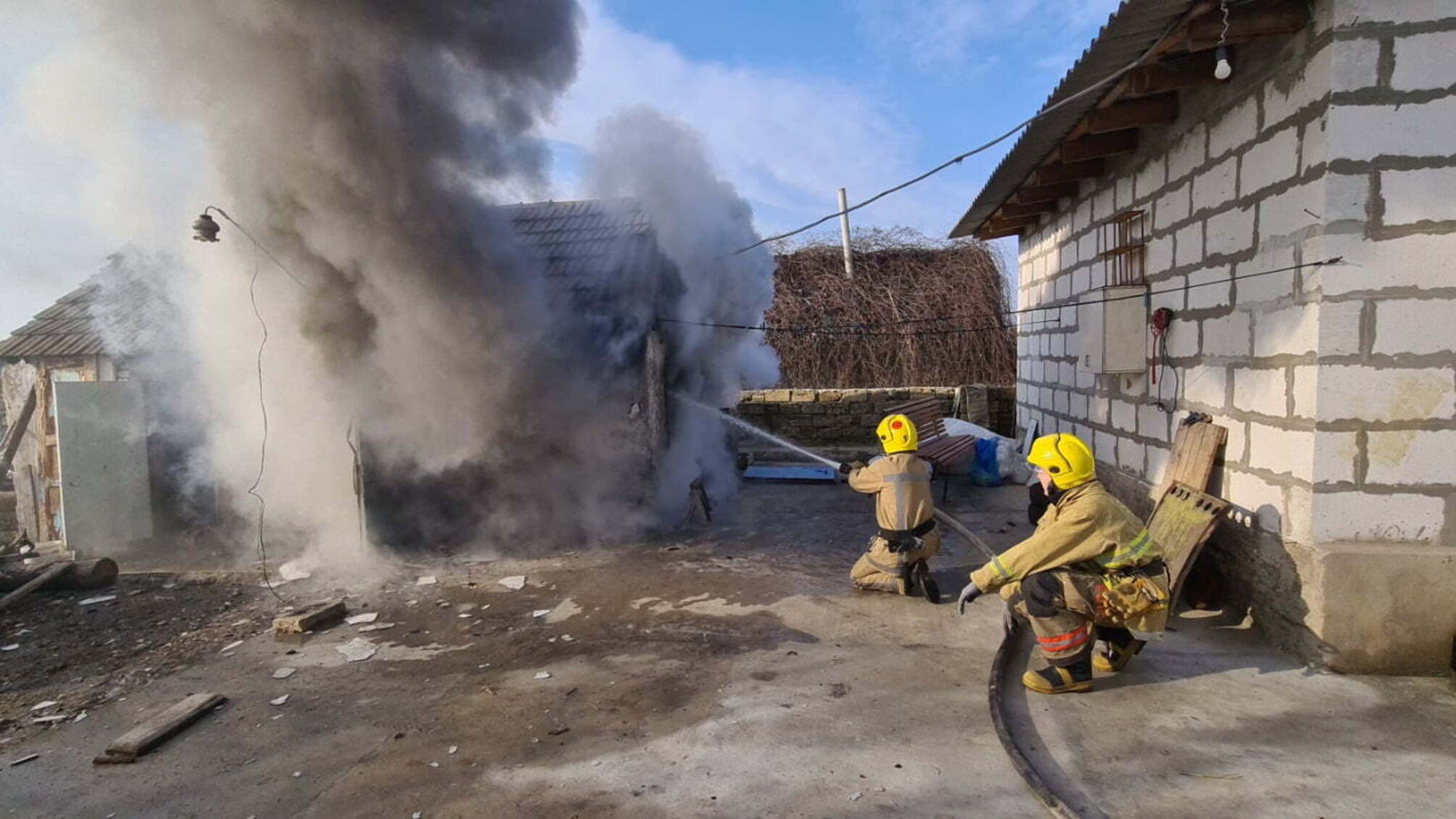 На Херсонщині рятувальники ліквідували пожежу літньої кухні у приватному домогосподарстві