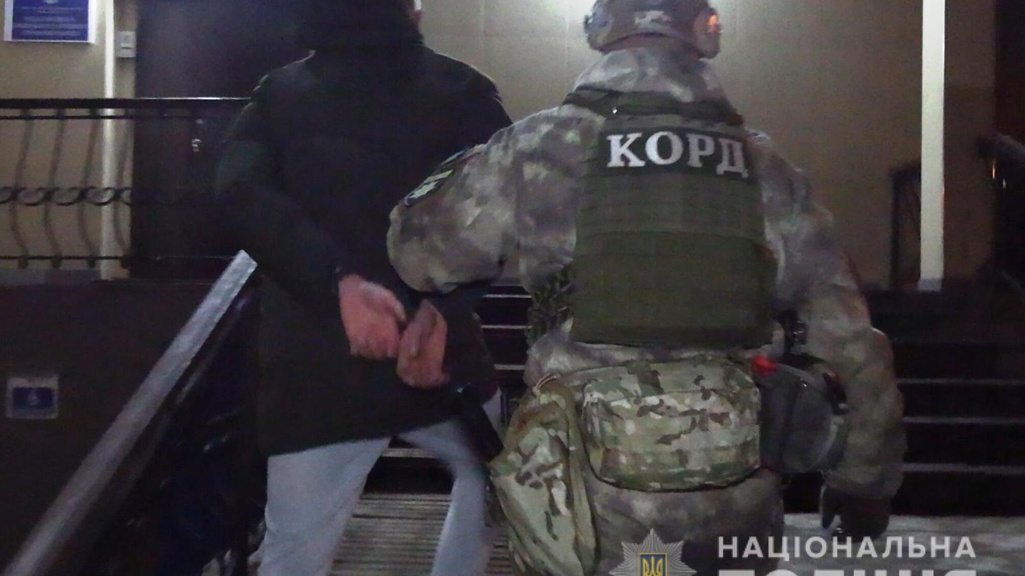 Поліція затримала групу озброєних молодиків, які пограбували вінничанина та вимагали у нього 20 тисяч гривень