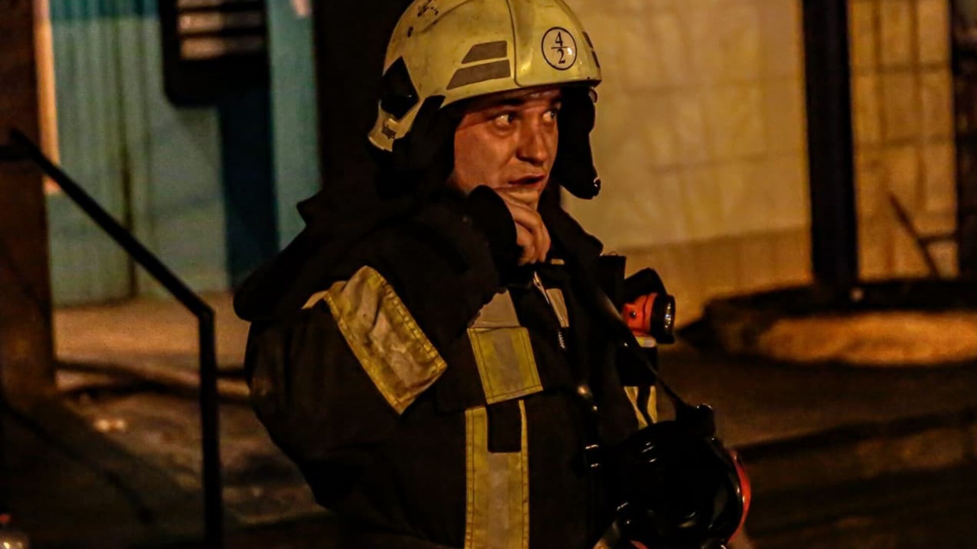 м. Київ: під час гасіння пожежі в житловому будинку виведено на безпечну відстань 8 осіб