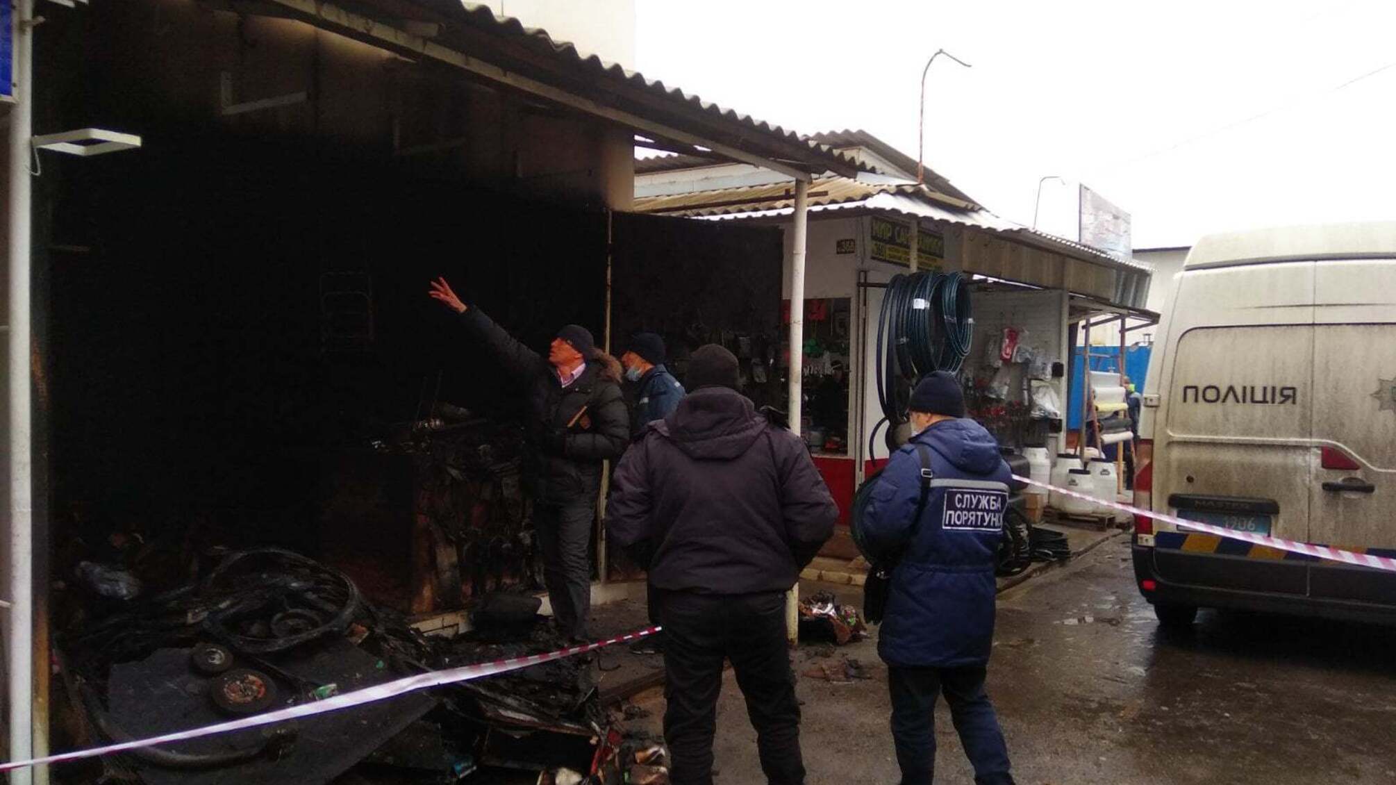 Луганська область: рятувальники Рубіжного ліквідували пожежу на території ринку