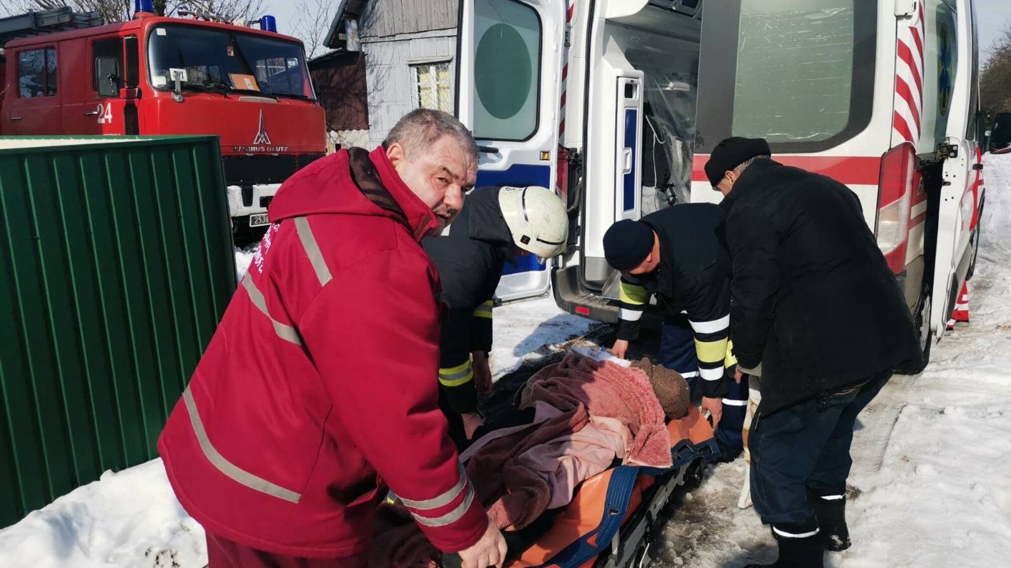 Київська область: рятувальники надали допомогу у транспортуванні хворої