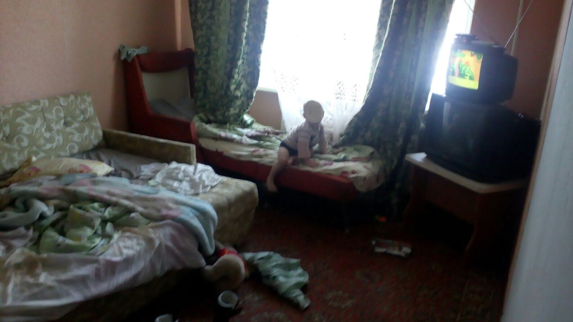 Житомирська область: рятувальники відчинили двері квартири, де перебували двоє малолітніх дітей