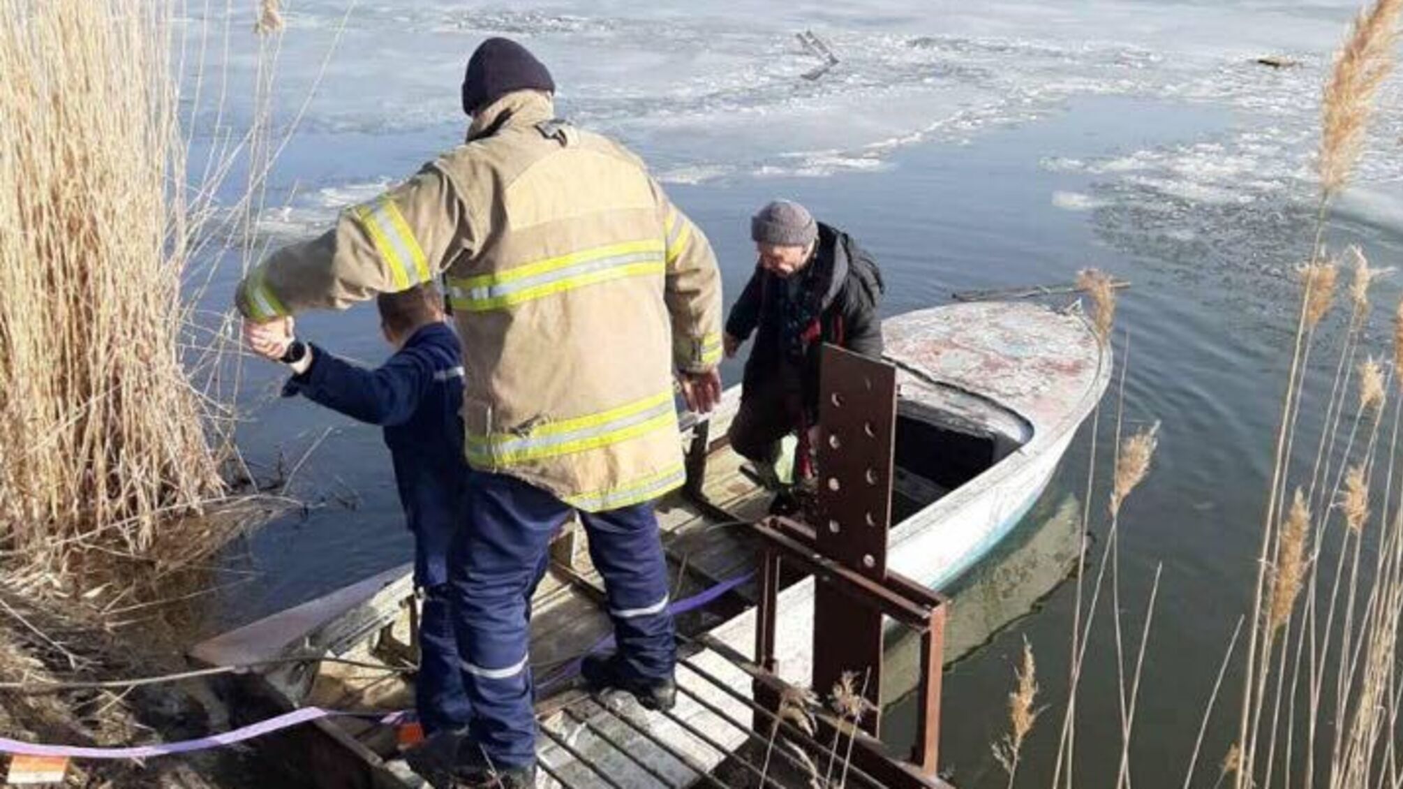 Одеська область: співробітники ДСНС врятували чоловіка, який провалився під кригу