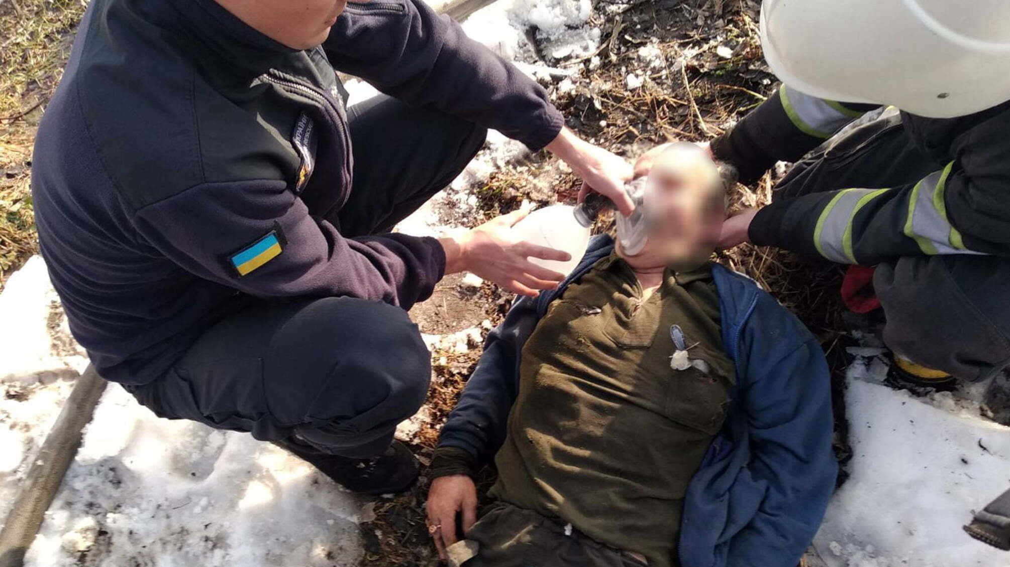 На Хмельниччині рятувальники повернули до життя чоловіка, який ледь не загинув через пожежу (ВІДЕО)