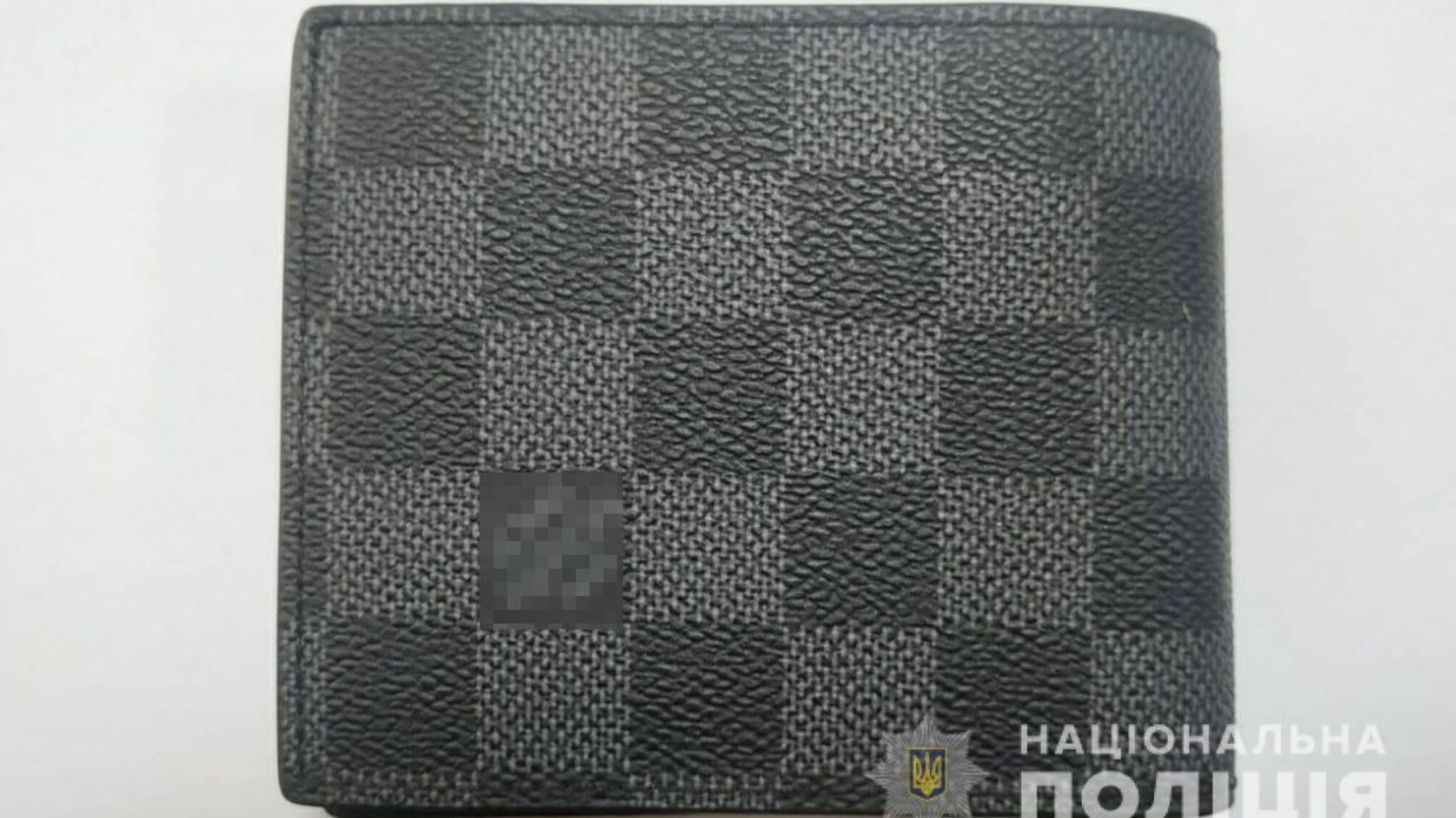 В Одесі поліцейські викрили двох дівчат та молодика у крадіжках з розважальних закладів