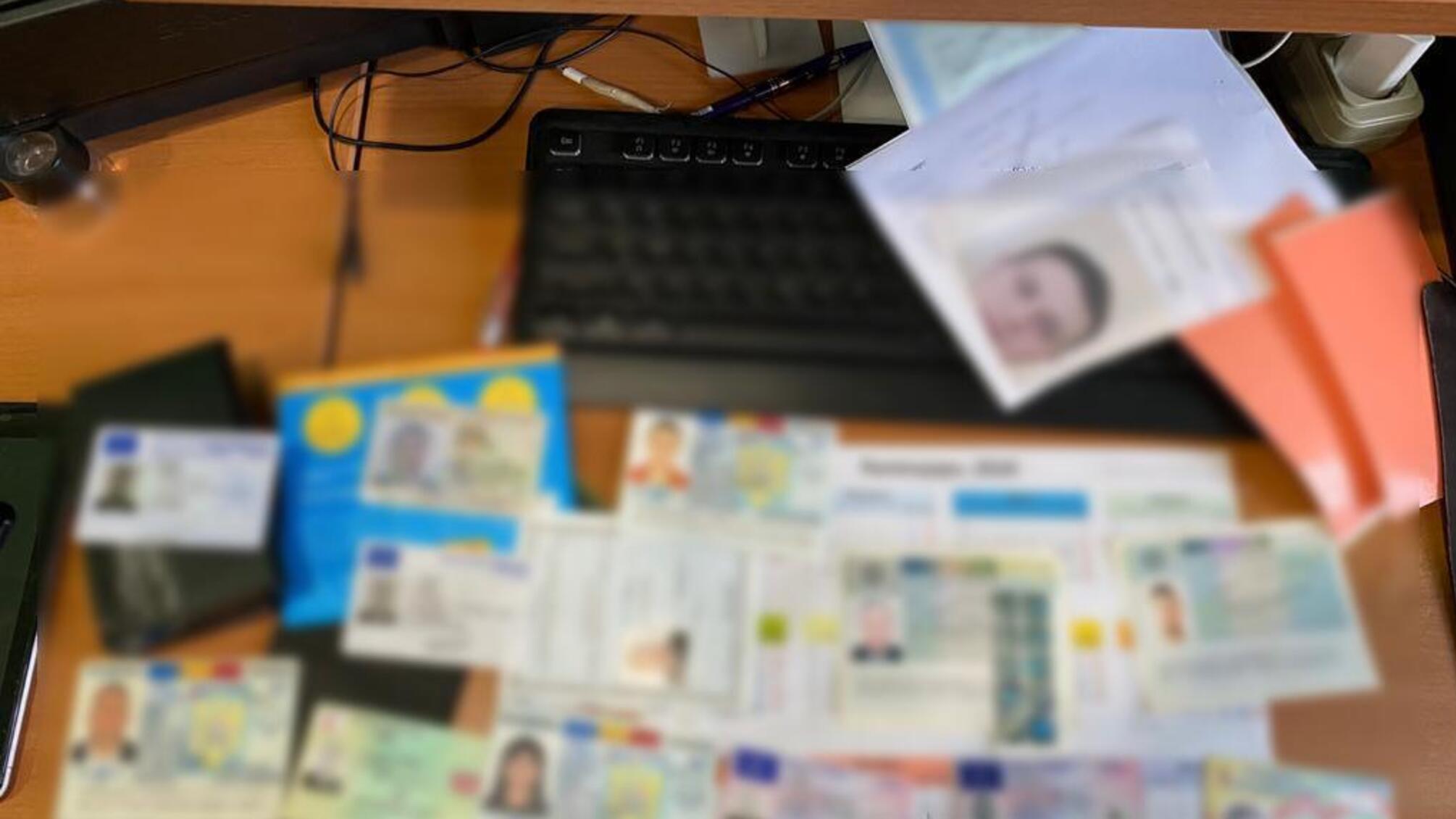 На Буковині поліція припинила діяльність злочинної групи, яка підробляла документи громадян України та Євросоюзу