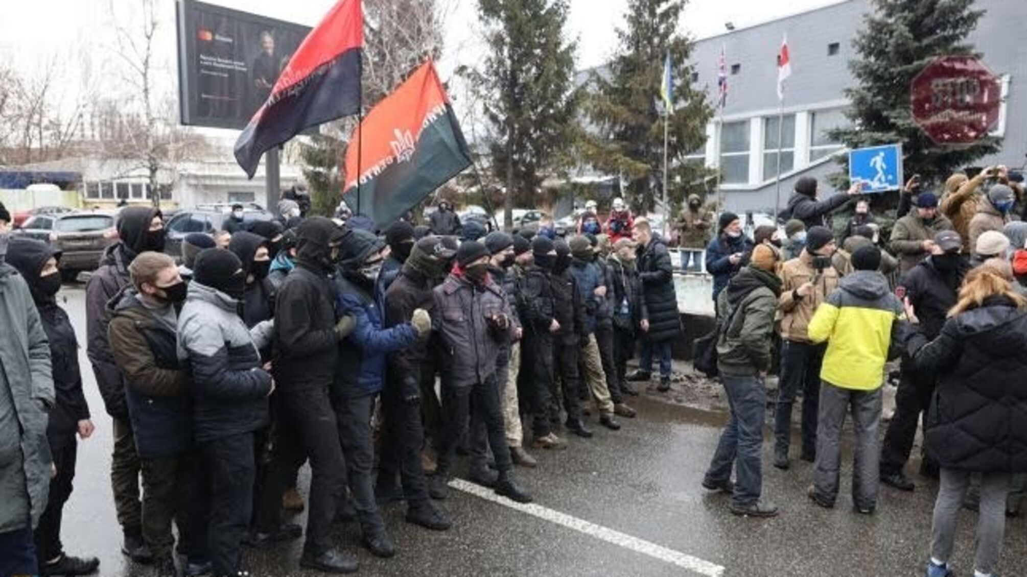 Дело дошло до драки: в столице началась акция протеста под телеканалом 'НАШ' (фото, видео)