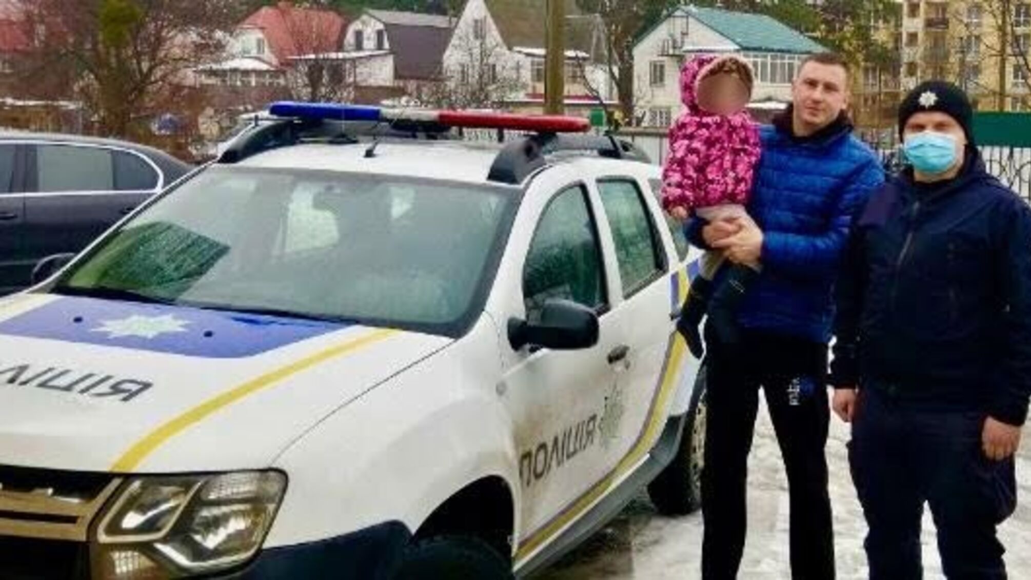 На Київщині поліцейські розшукали батьків 2-річної дівчинки, яка загубилася