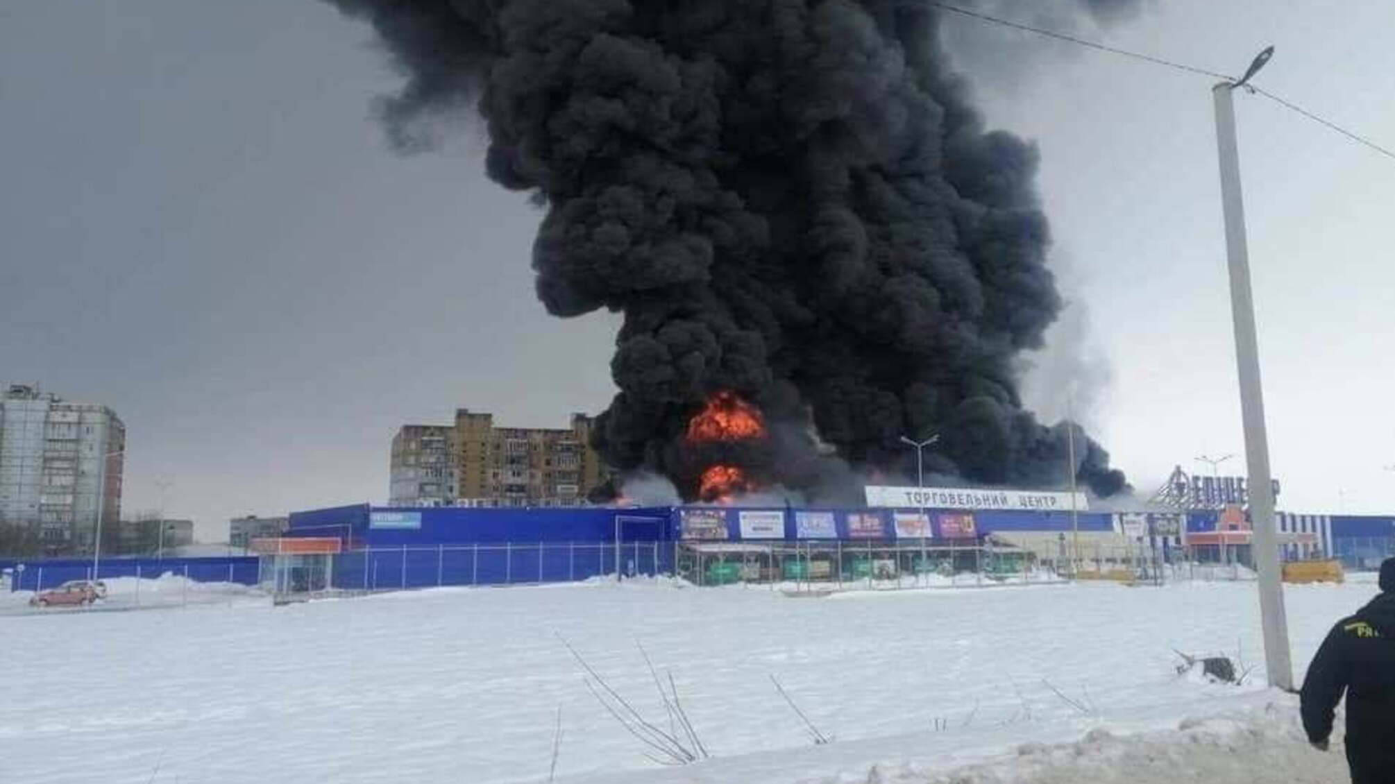 Миколаївська область: рятувальники ліквідовують пожежу одноповерховій будівлі