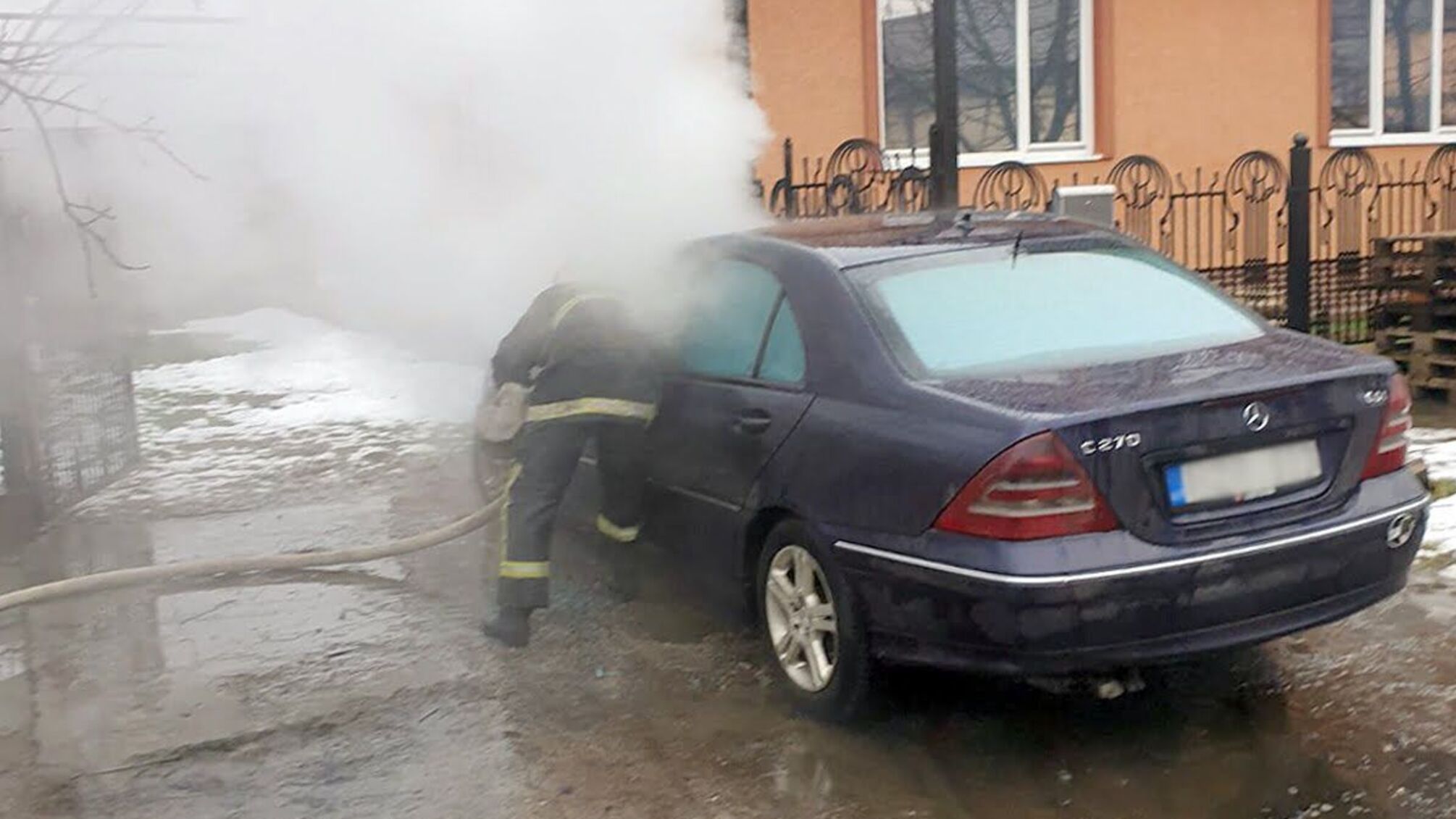 На Закарпатті рятувальники ліквідували пожежу автомобіля