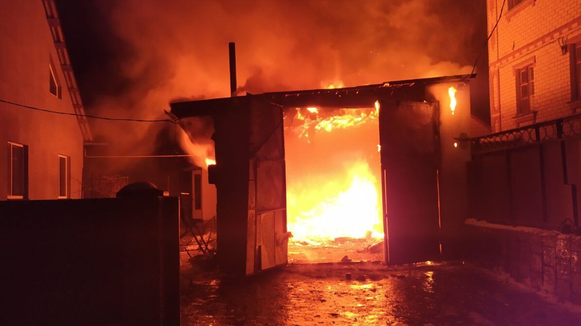 Житомирська область: у Новоград-Волинському вогнеборці гасили гараж