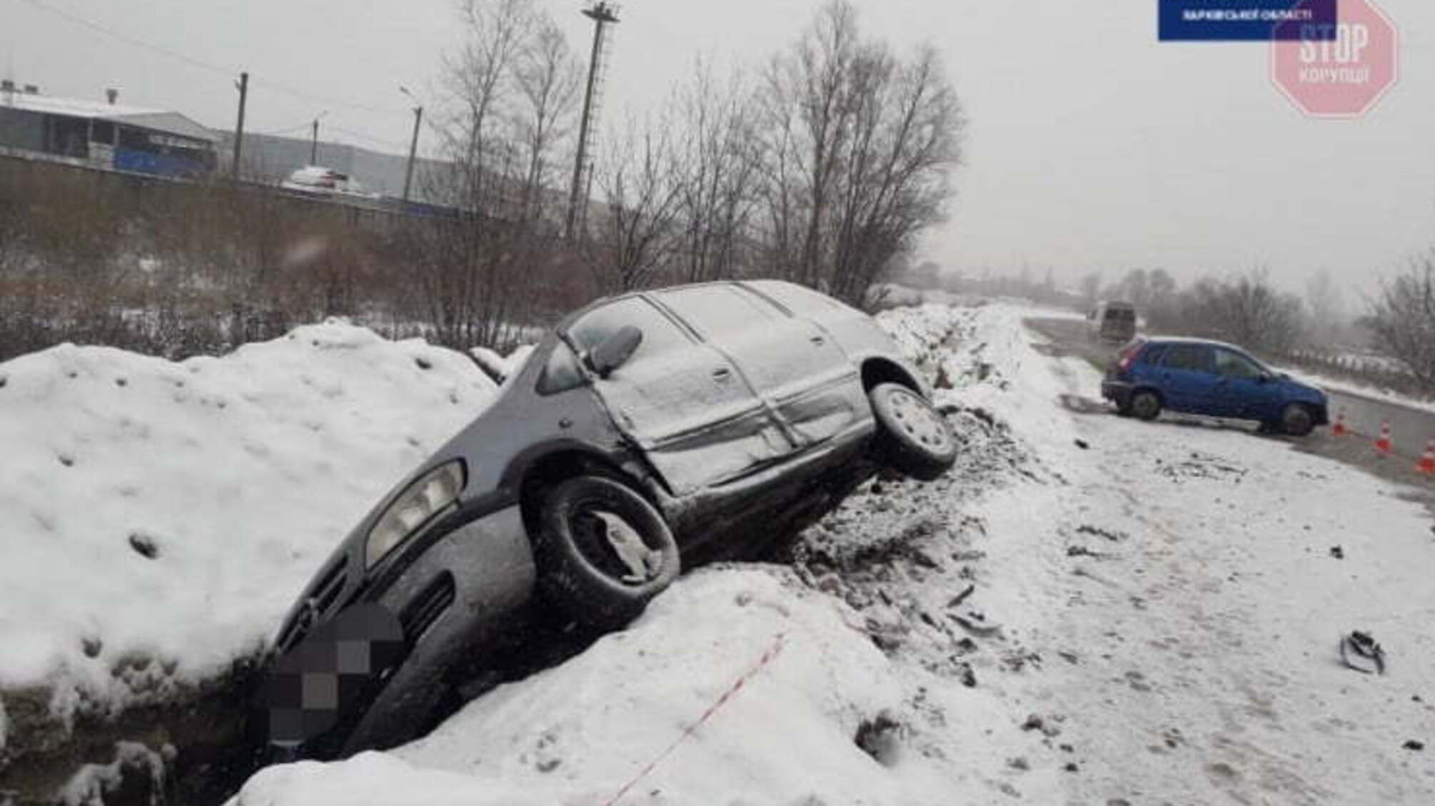 Новости Харькова: на Окружной дороге автомобиль выбил с дороги другую машину (фото)