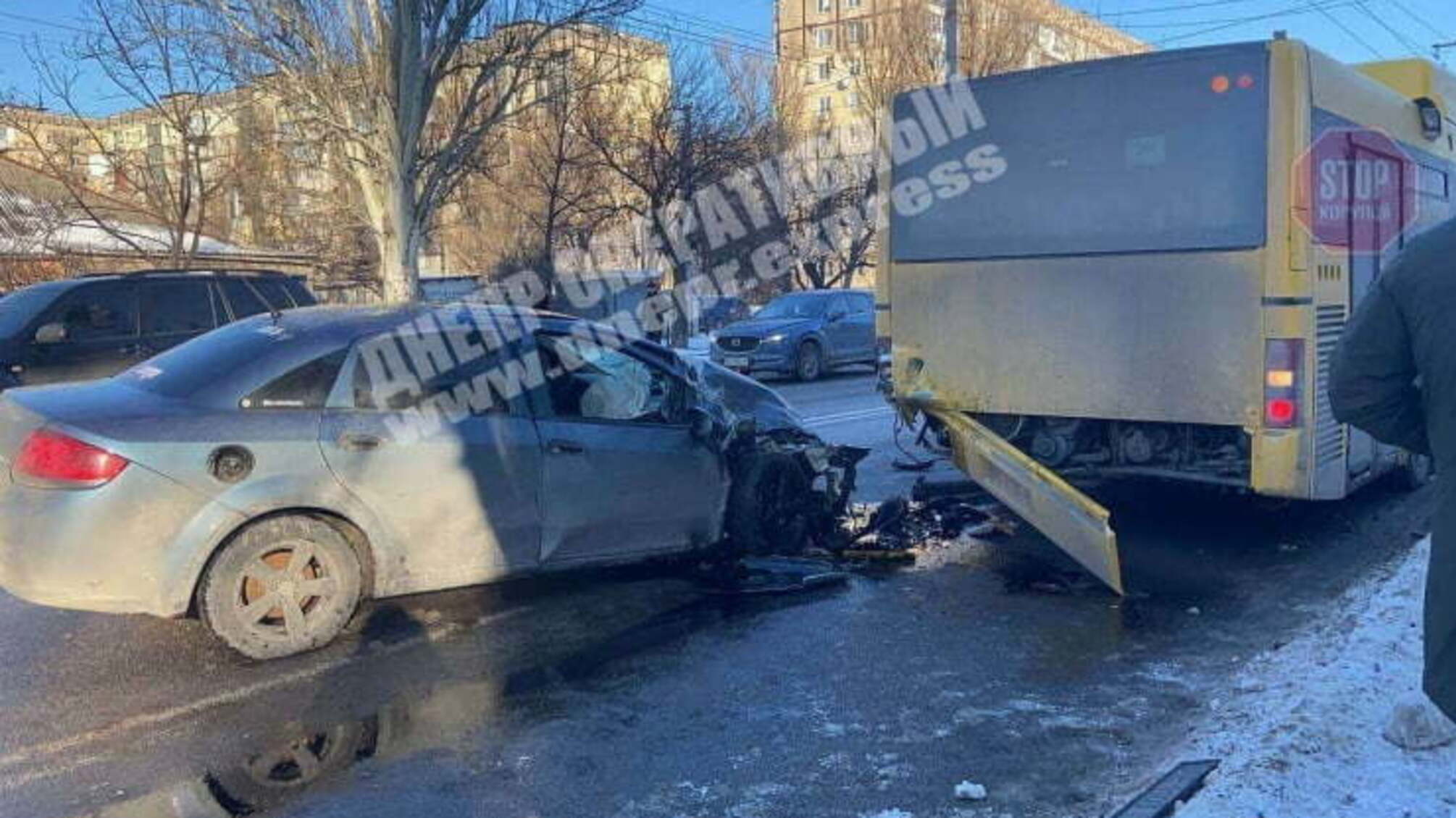 Новости Днепра: автомобиль врезался в автобус с пассажирами на улице Калинова (фото)