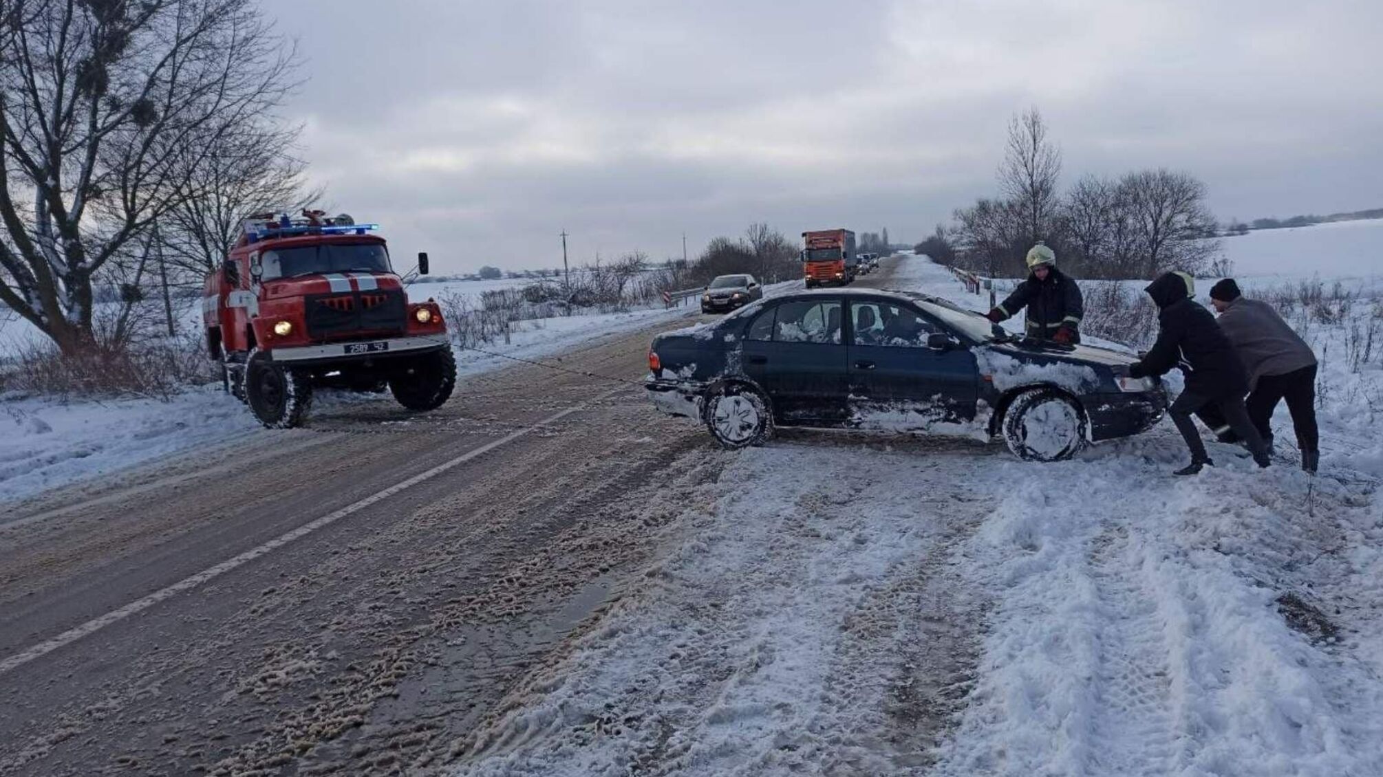 Волинська область: рятувальники вивільнили зі снігового замету рейсовий автобус та відбуксирували з небезпечних ділянок доріг 5 автомобілів