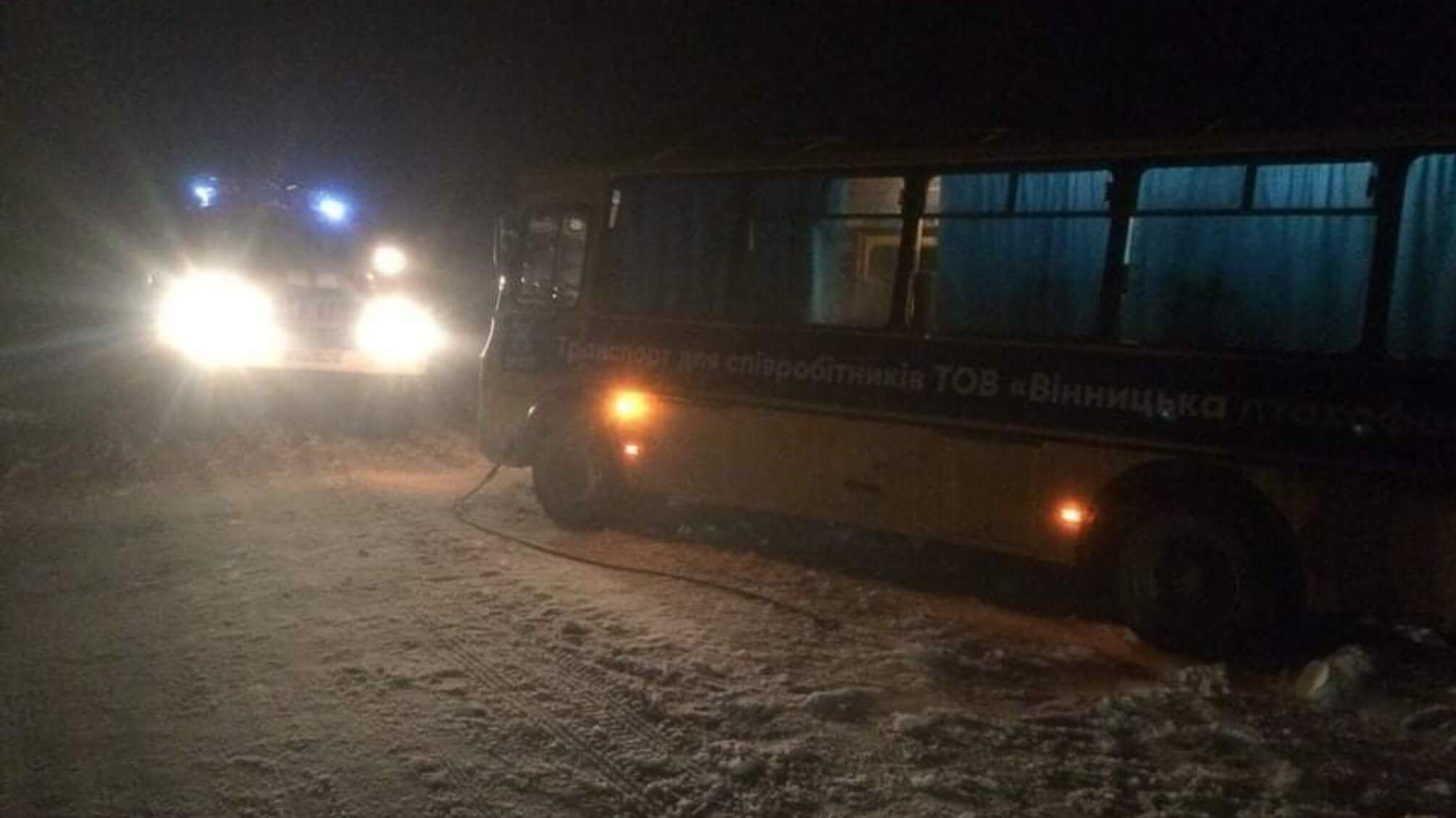Вінницька область: рятувальники витягли автобус зі снігового замету