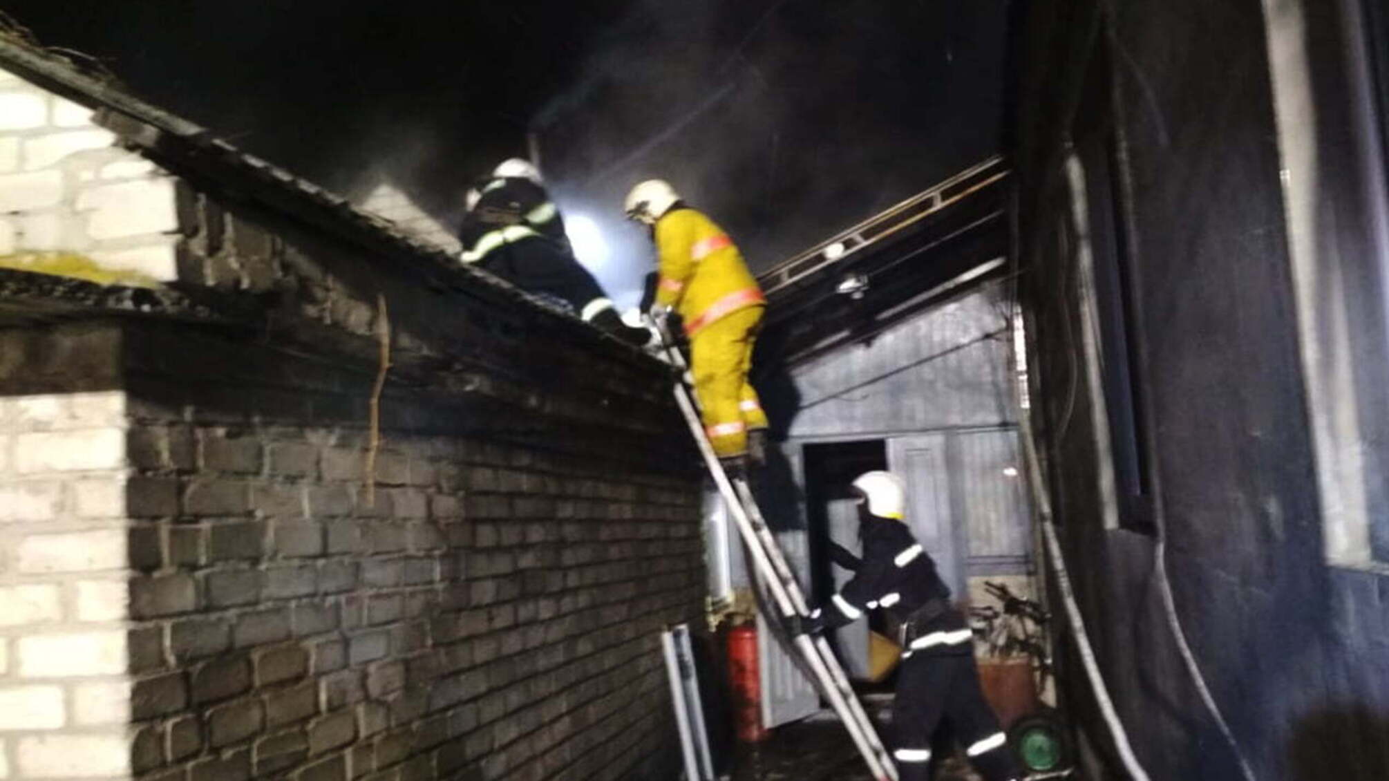 Дніпропетровська область: рятувальники ліквідували пожежу на території приватного домоволодіння (ВІДЕО)