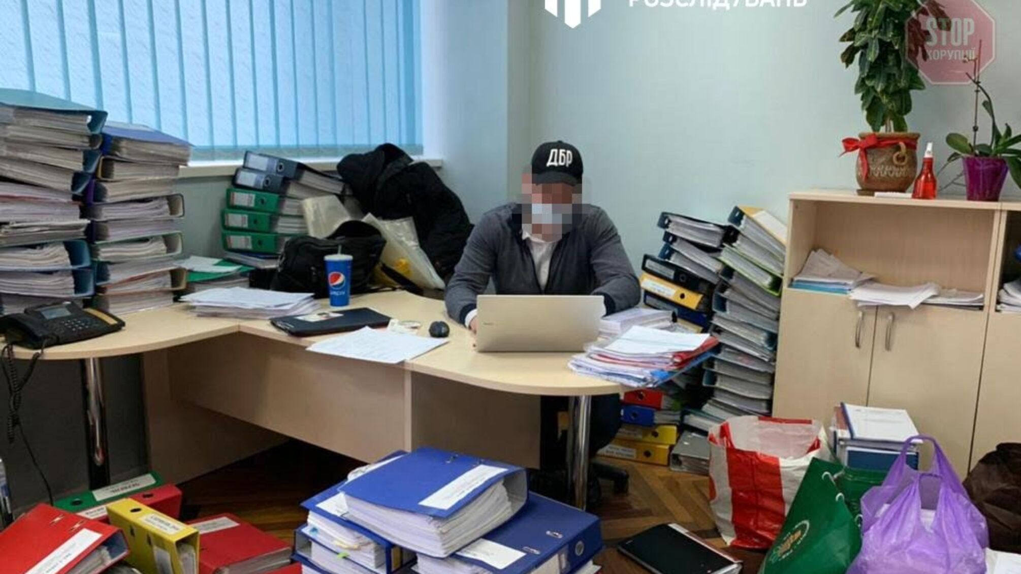 Підозрюють у зловживанні службовим становищем: в ДАБІ прийшли з обшуками (фото)
