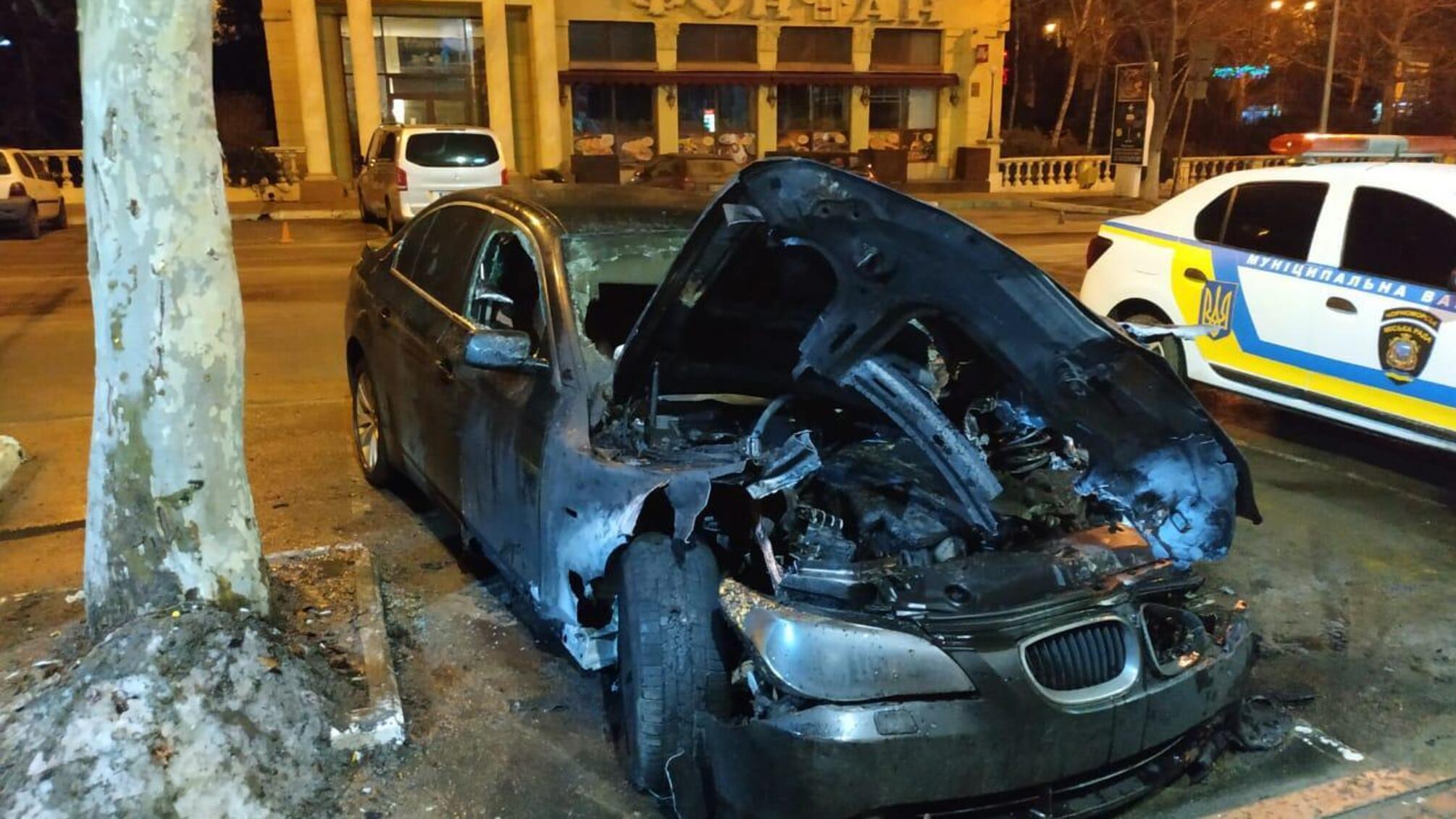 У Чорноморську правоохоронці розслідують обставини займання автомобіля місцевого жителя