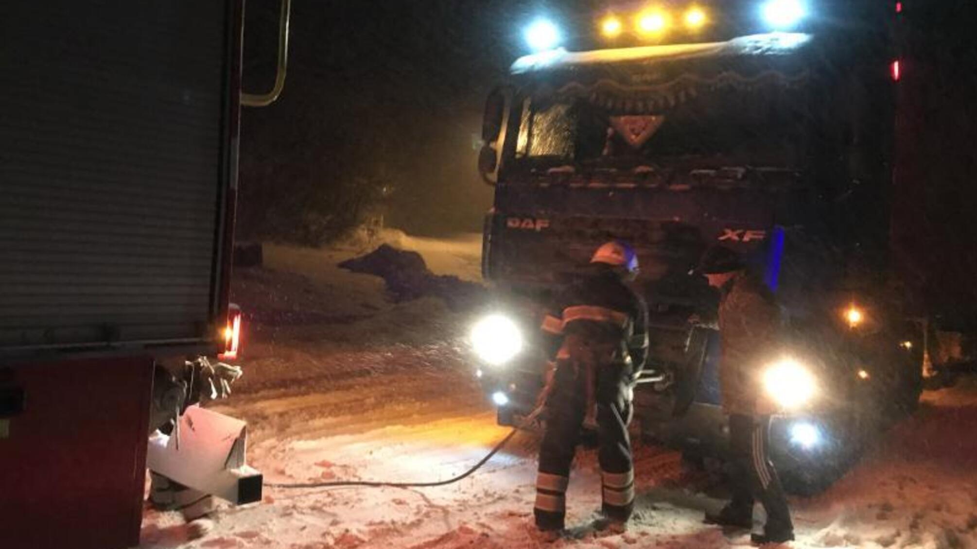 Упродовж минулої доби рятувальники Хмельниччини звільнили зі снігових заметів 77 автомобілів, в яких перебувало 233 людини