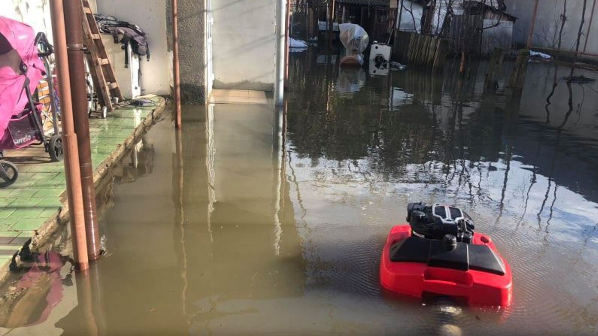 Рятувальники Закарпаття відкачують воду з підтоплених дворогосподарств