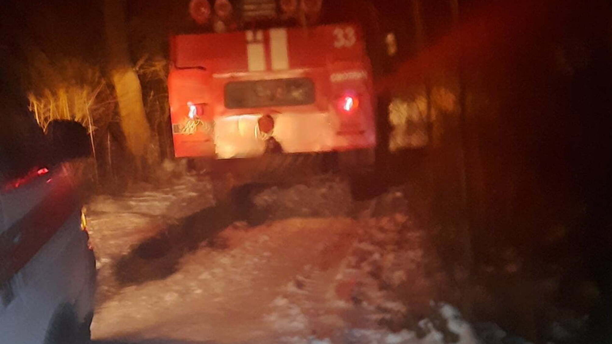 На Хмельниччині рятувальники витягнули зі снігу автомобіль «швидкої», у якій перебував хворий чоловік