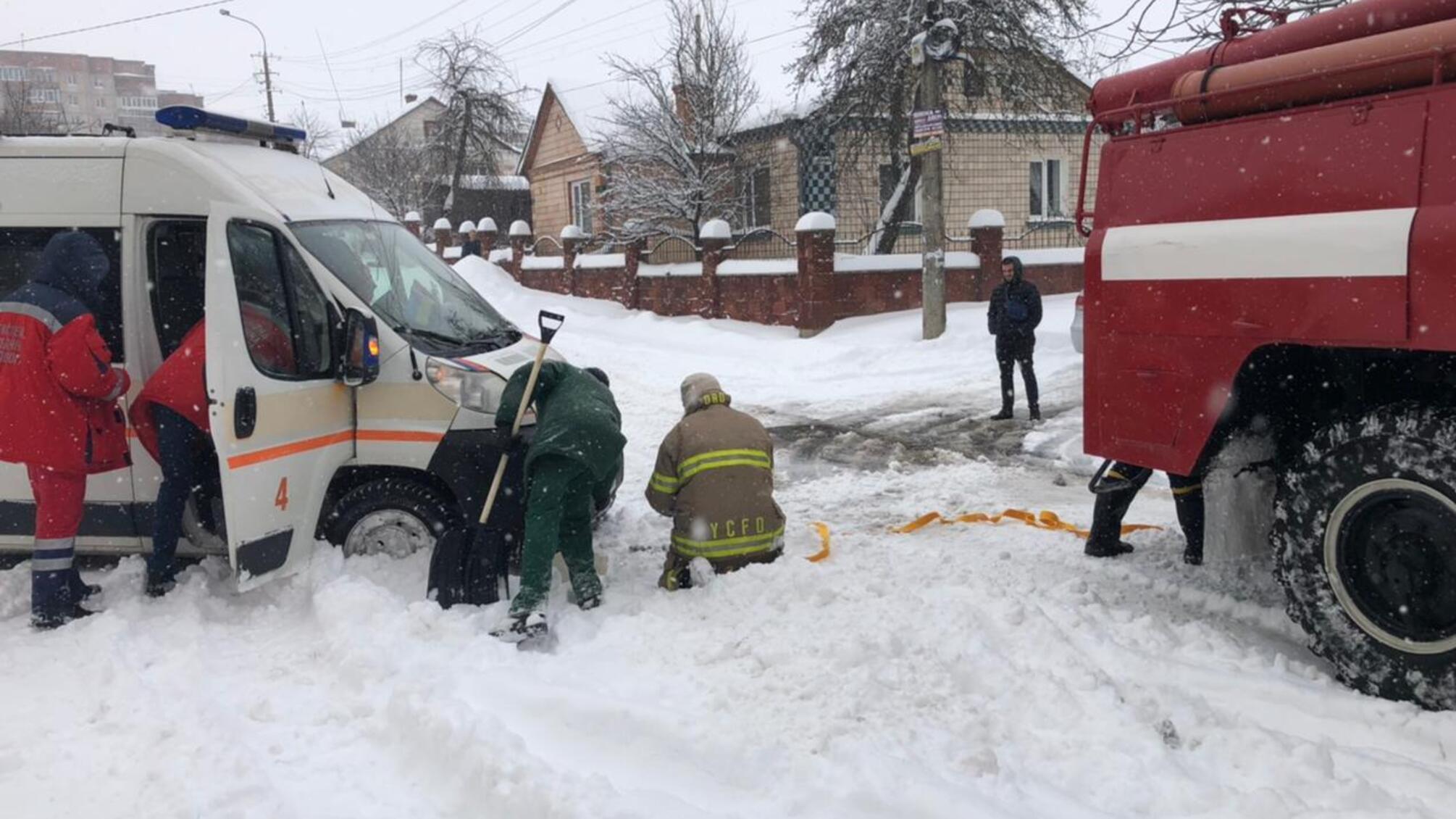 Млинівські та рівненські рятувальники допомогли бригадам швидкої медичної допомоги доставити хворих до лікарень.