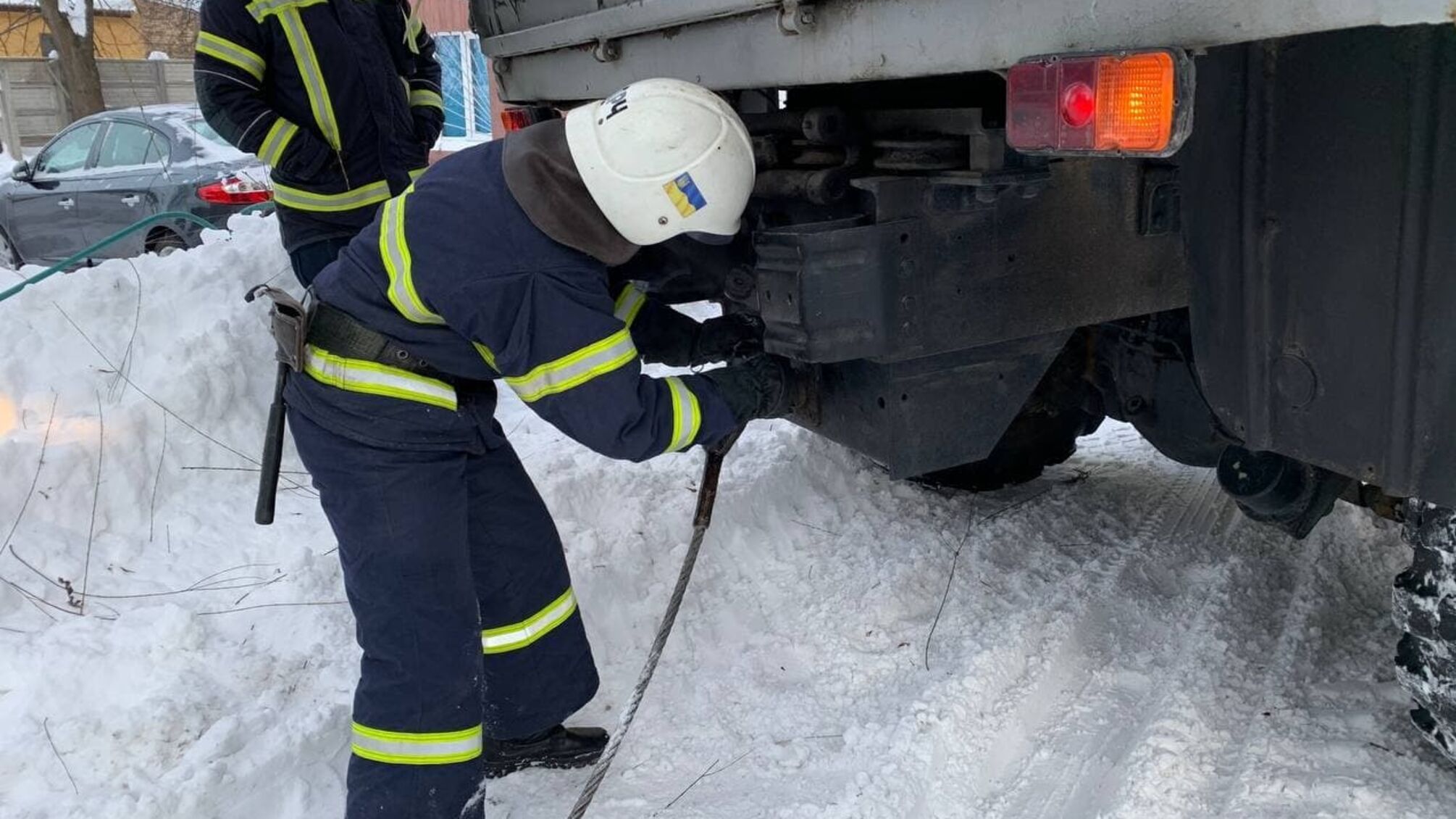 В Рівному рятувальники допомогли вивільнити зі снігового замету вантажний автомобіль з обладнанням рок-гурту 'БЕZ ОБМЕЖЕНЬ'