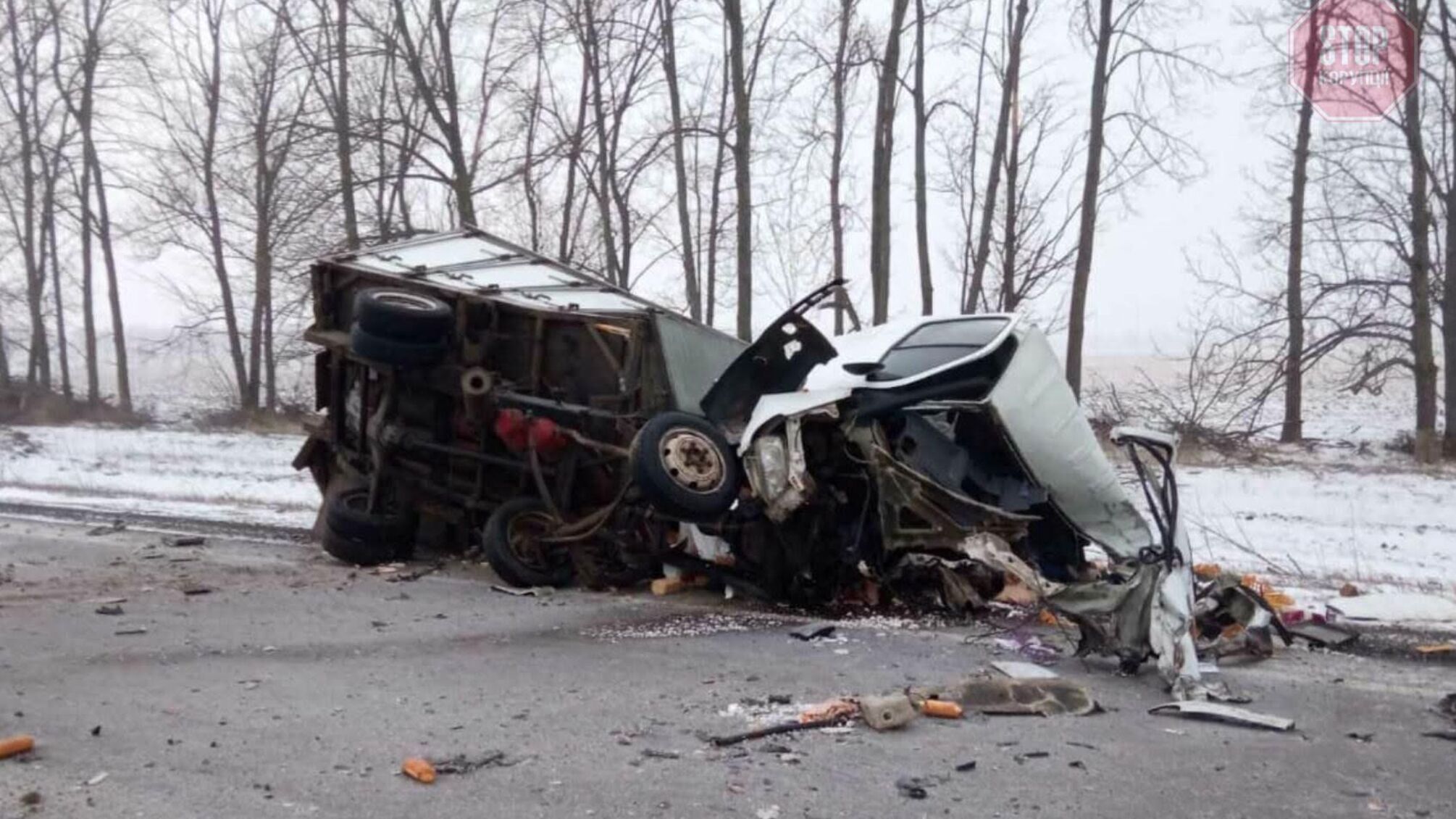 На Харківщині сталася потрійна ДТП, двоє людей загинули (фото)