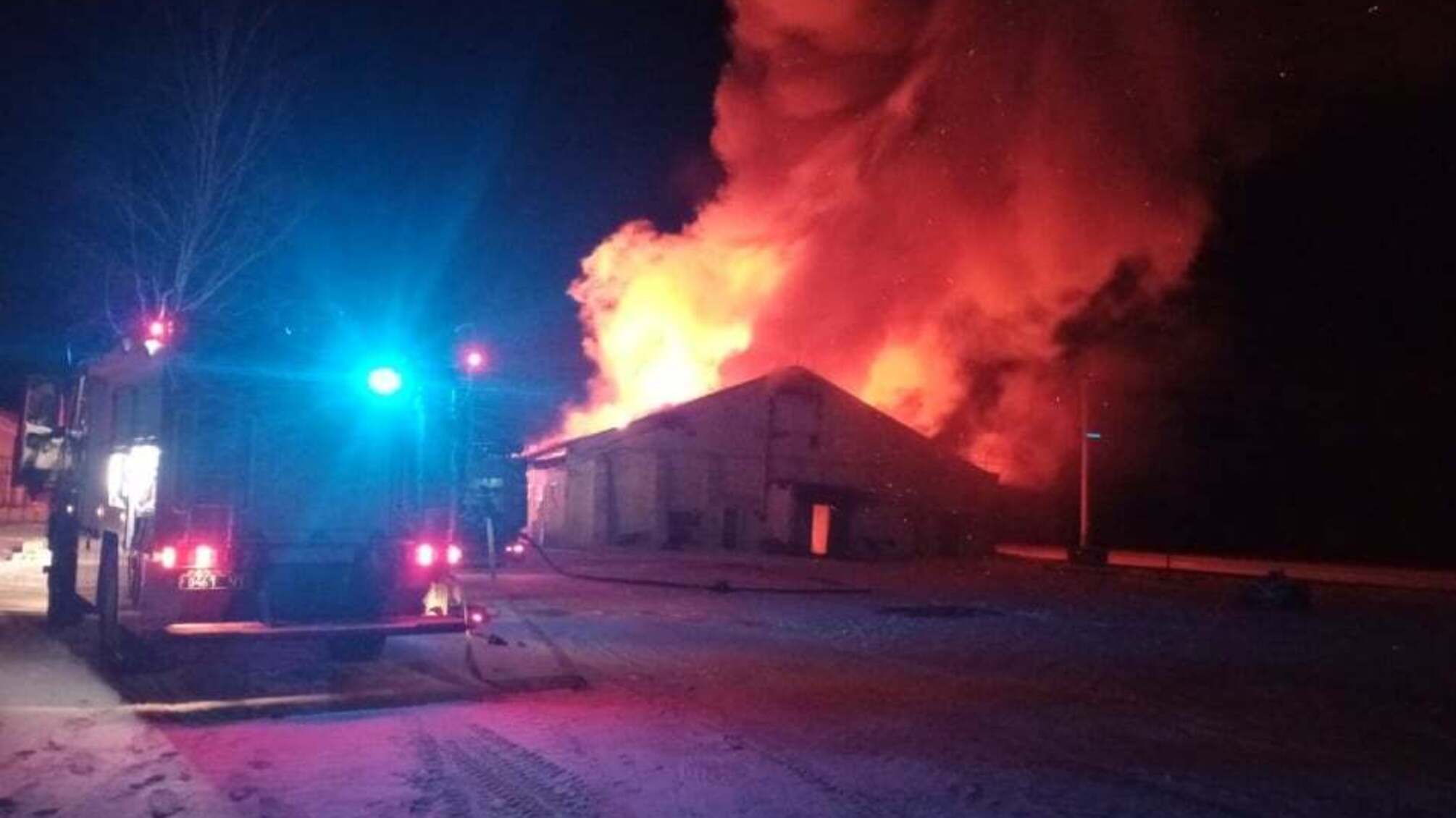 Полтавська область: рятувальники ліквідовують пожежу в одноповерховій складській будівлі