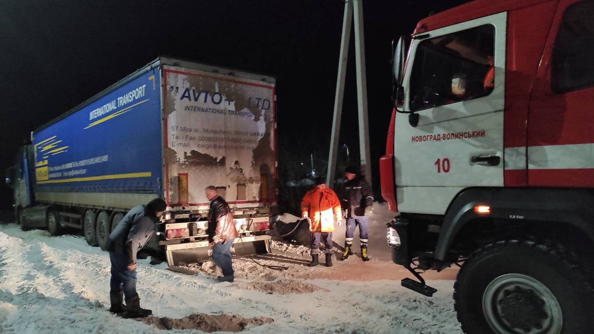 Житомирська область: рятувальники вивільнили із снігового полону вантажівку, що перекрила рух транспорту в районному центрі