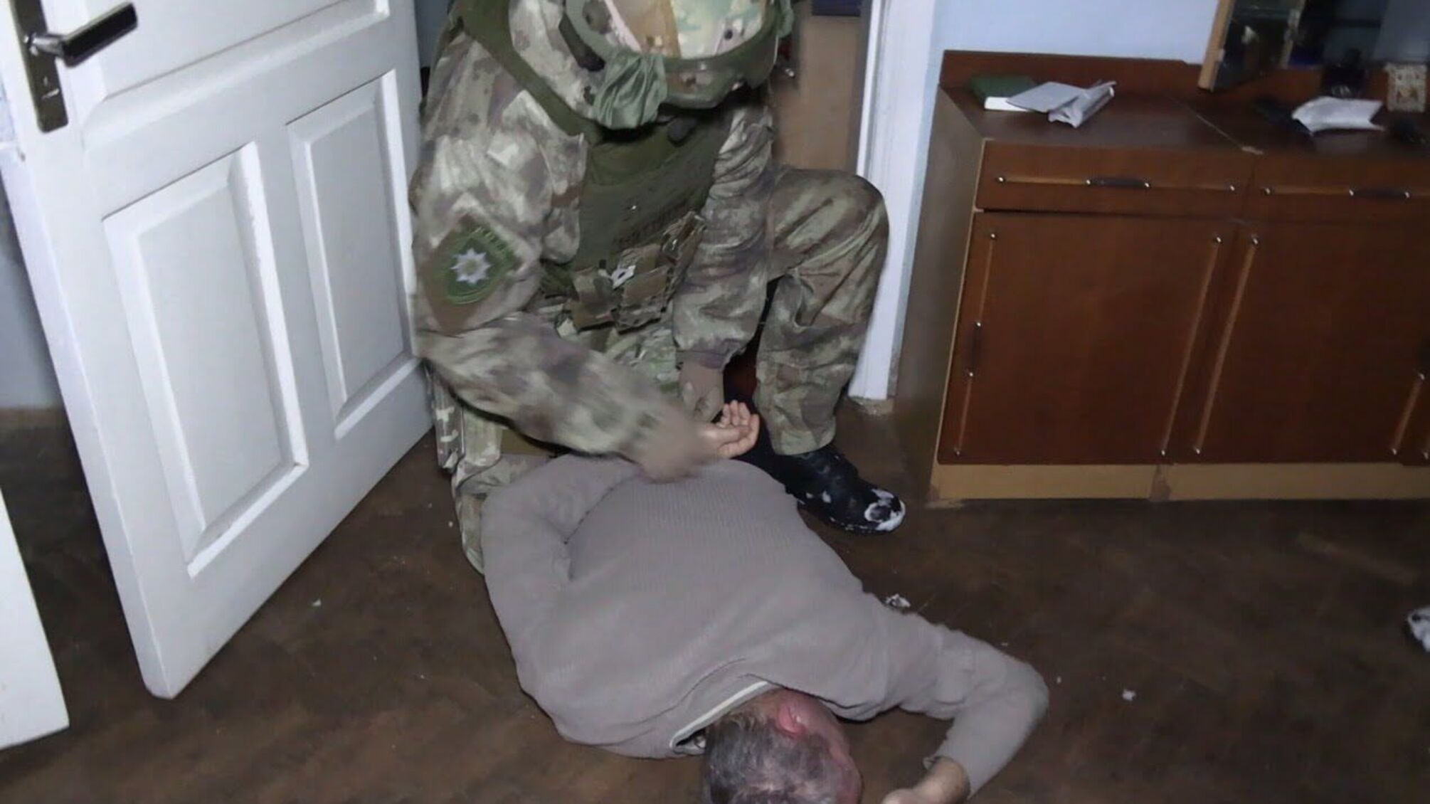 На Вінниччині поліція затримала раніше судимого чоловіка за розбійний напад на дівчину