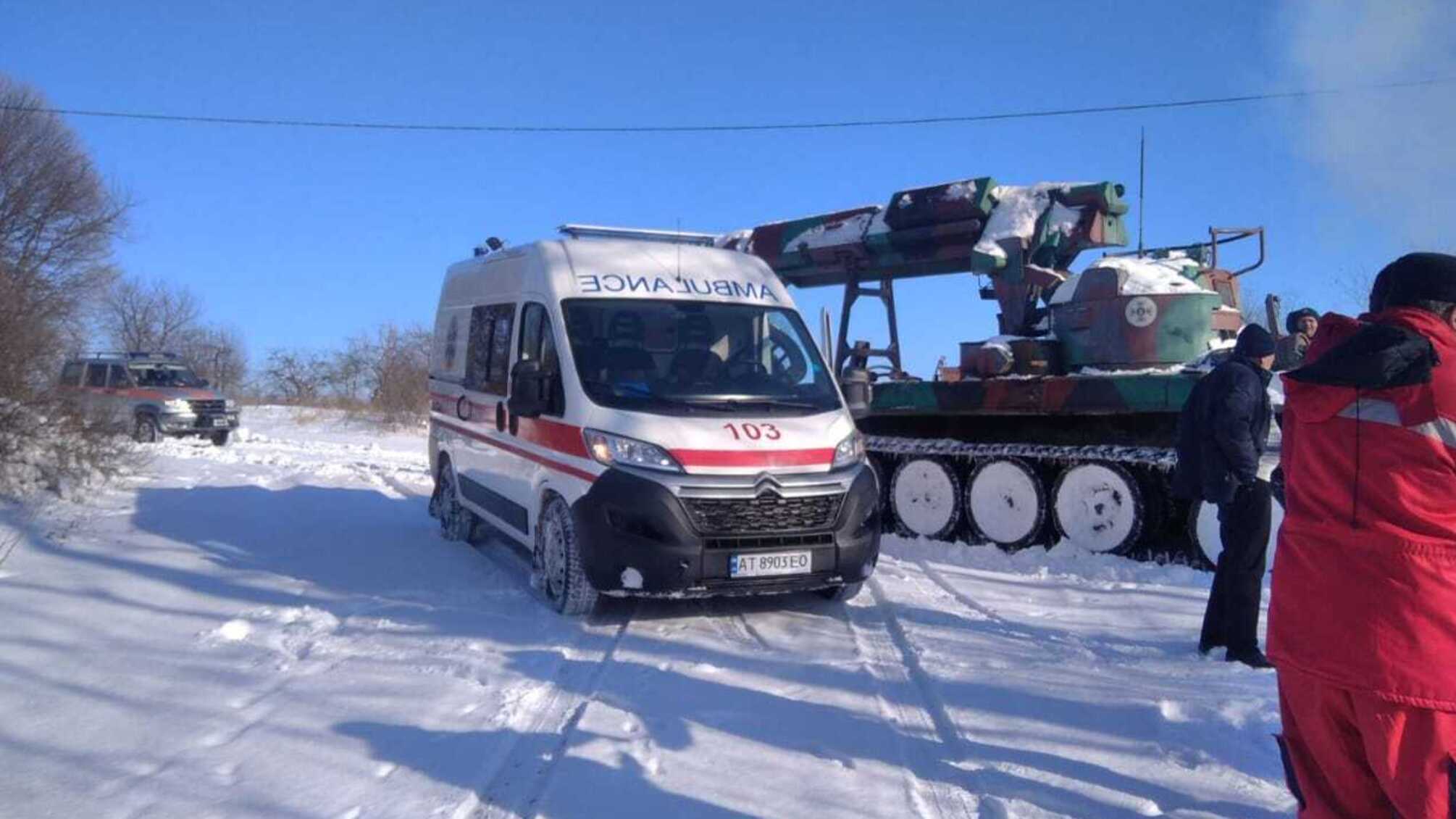 Івано-Франківська область: завдяки рятувальникам автомобіль швидкої допомоги прибув до хворого вчасно