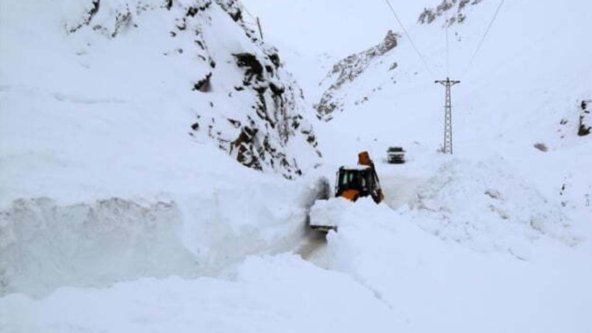 Туреччину засипало снігом: зупинили пороми, у селах немає електрики